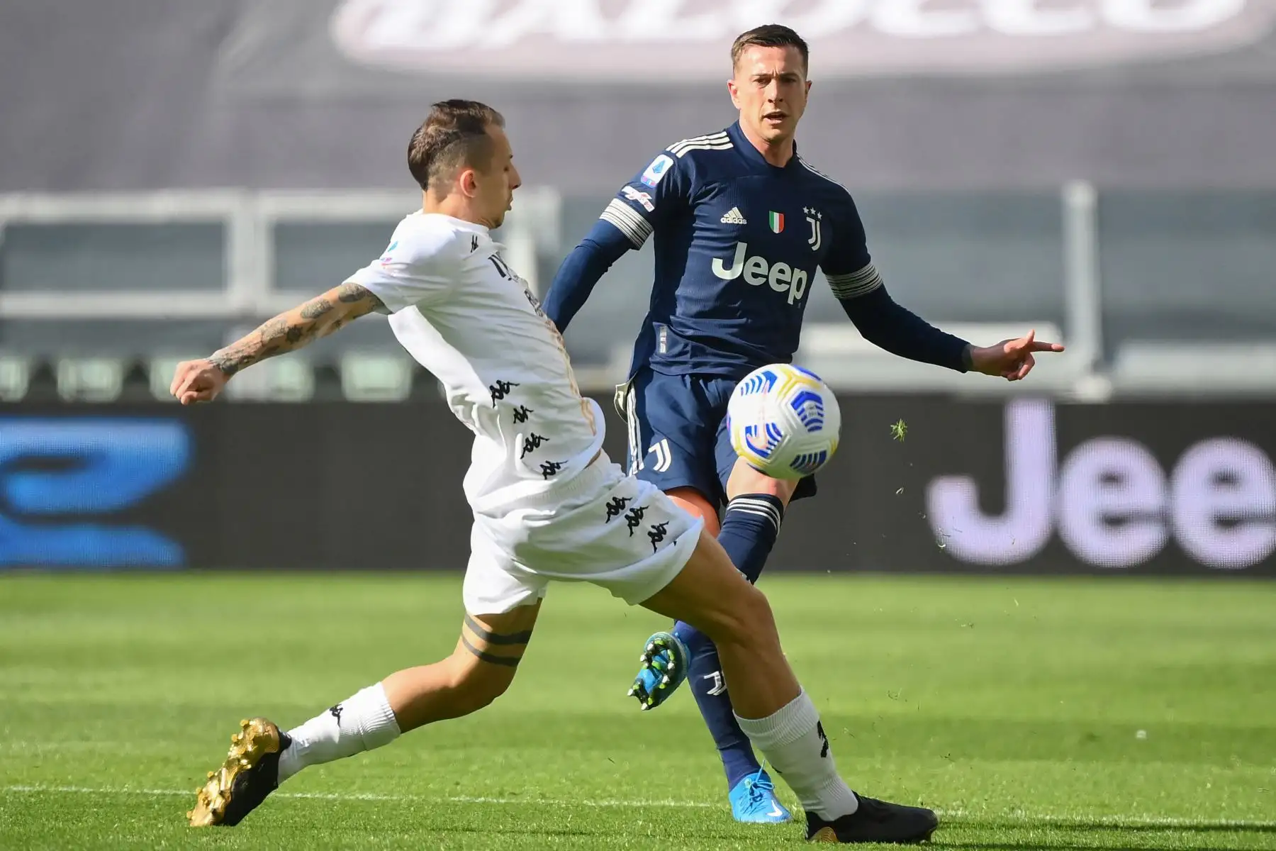 El delantero argentino de Benevento, Adolfo Gaich, y el delantero italiano de la Juventus, Federico Bernardeschi, van por el balón durante el partido de fútbol de la Serie A italiana Juventus Turín vs Benevento.
Foto: AFP