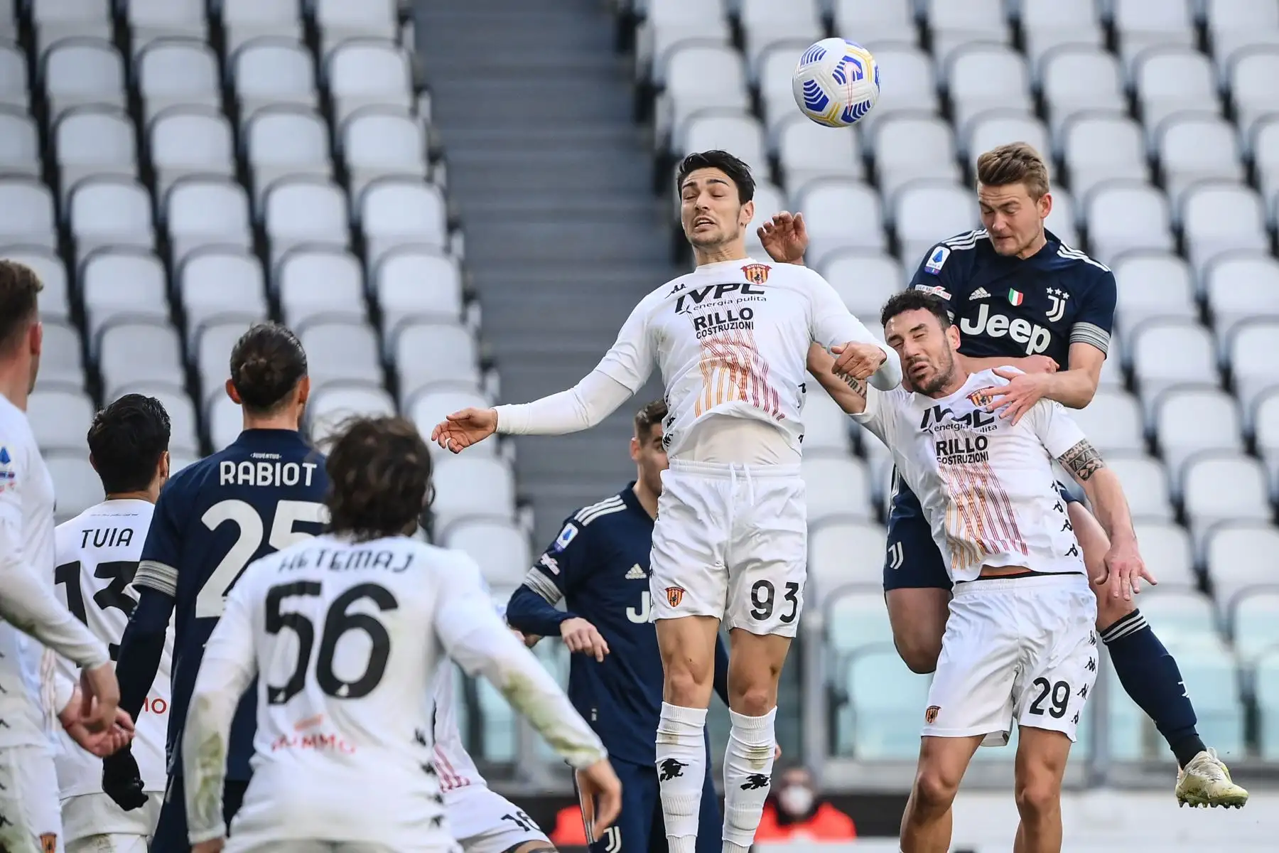 El defensor holandés de la Juventus Matthijs De Ligt, el centrocampista moldavo de Benevento Artur Ionita y el defensor italiano de Benevento Federico Barba van de cabeza durante el partido de fútbol de la Serie A italiana Juventus Turín vs Benevento.
Foto: AFP