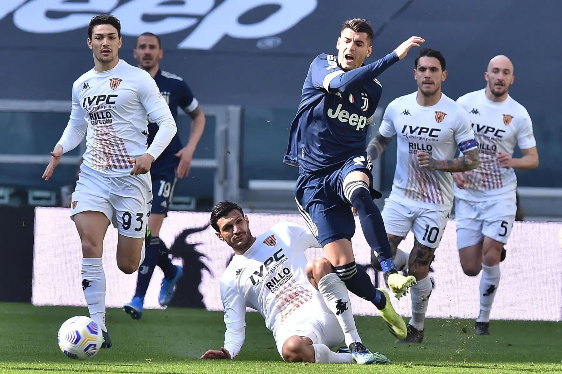 Alvaro Morata de la Juventus  y Alessandro Tuia de Benevento  en acción durante el partido de fútbol de la Serie A italiana entre la Juventus FC y el Benevento Calcio en Turín, Italia.
Foto: EFE