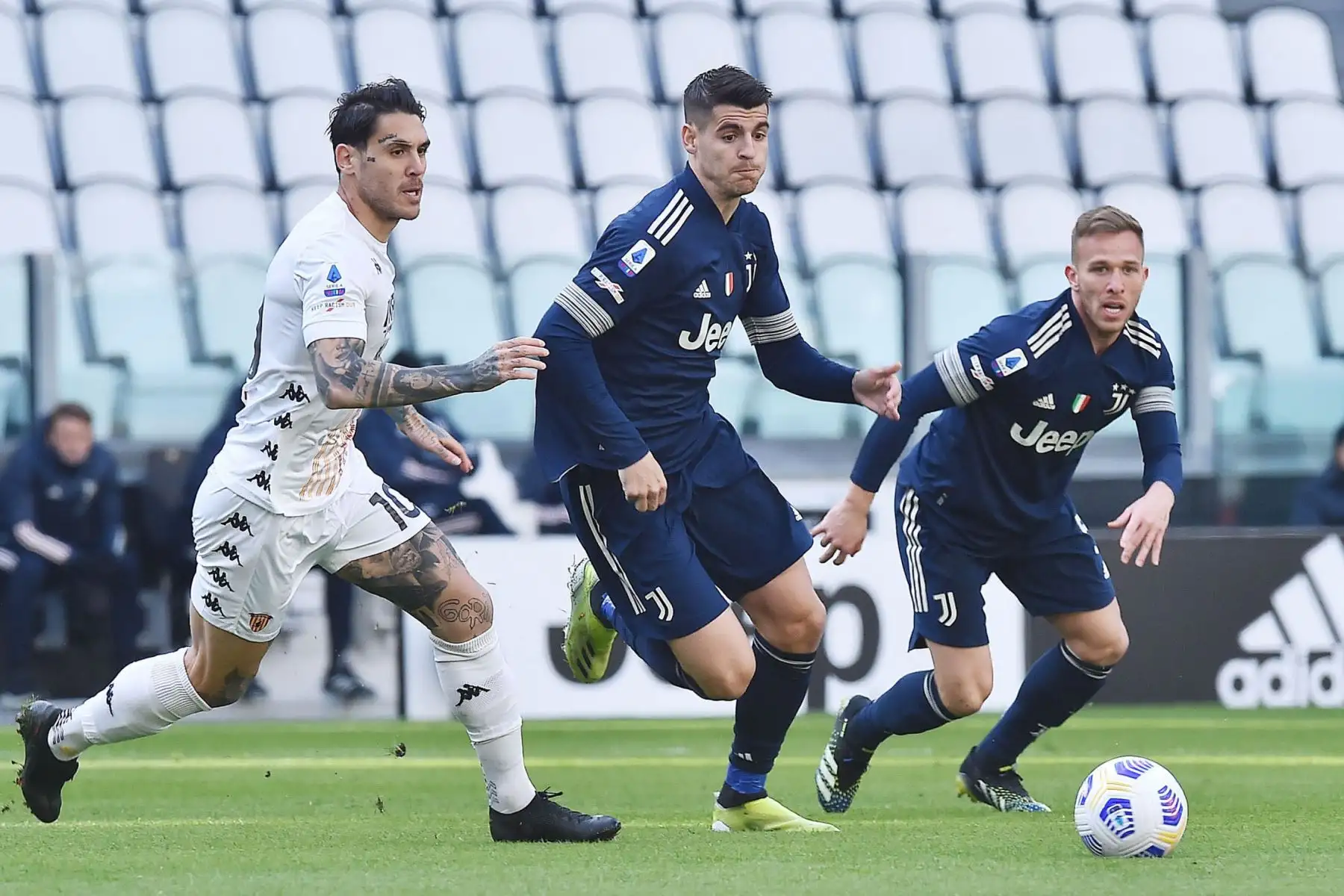 Álvaro Morata de la Juventus  y Nicolas Viola de Benevento en acción durante el partido de fútbol de la Serie A italiana entre la Juventus FC y el Benevento Calcio en Turín, Italia.
Foto: EFE