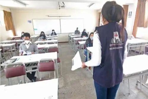 En los locales de votación se verificará si los votantes emplean de forma correcta la mascarilla, se medirá la temperatura corporal, se cumplirá con la desinfección del calzado en los pediluvios y el aforo del local de 30 % al 50%, entre otros, para evitar el contagio de la covid-19.