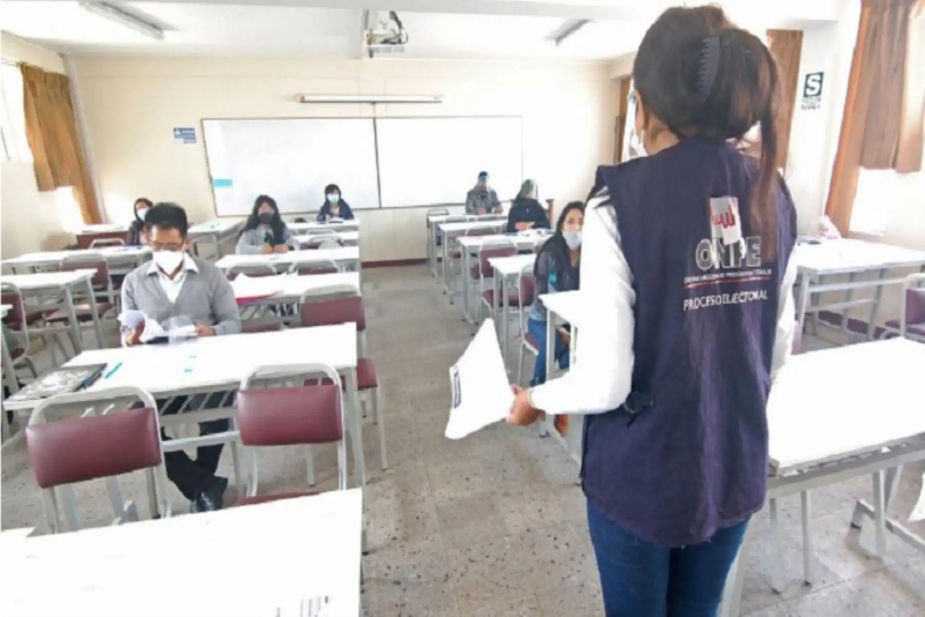 En los locales de votación se verificará si los votantes emplean de forma correcta la mascarilla, se medirá la temperatura corporal, se cumplirá con la desinfección del calzado en los pediluvios y el aforo del local de 30 % al 50%, entre otros, para evitar el contagio de la covid-19.