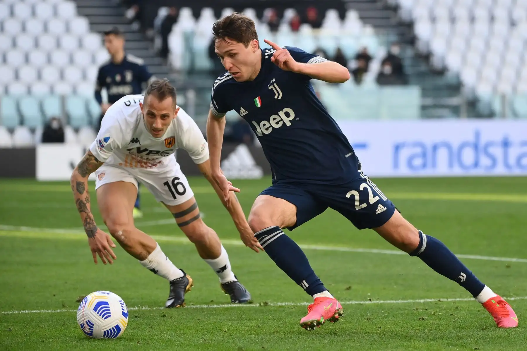 El delantero italiano de la Juventus Federico Chiesa desafía al centrocampista italiano de Benevento Riccardo Improta durante el partido de fútbol de la Serie A italiana Juventus Turín vs Benevento.
Foto: AFP