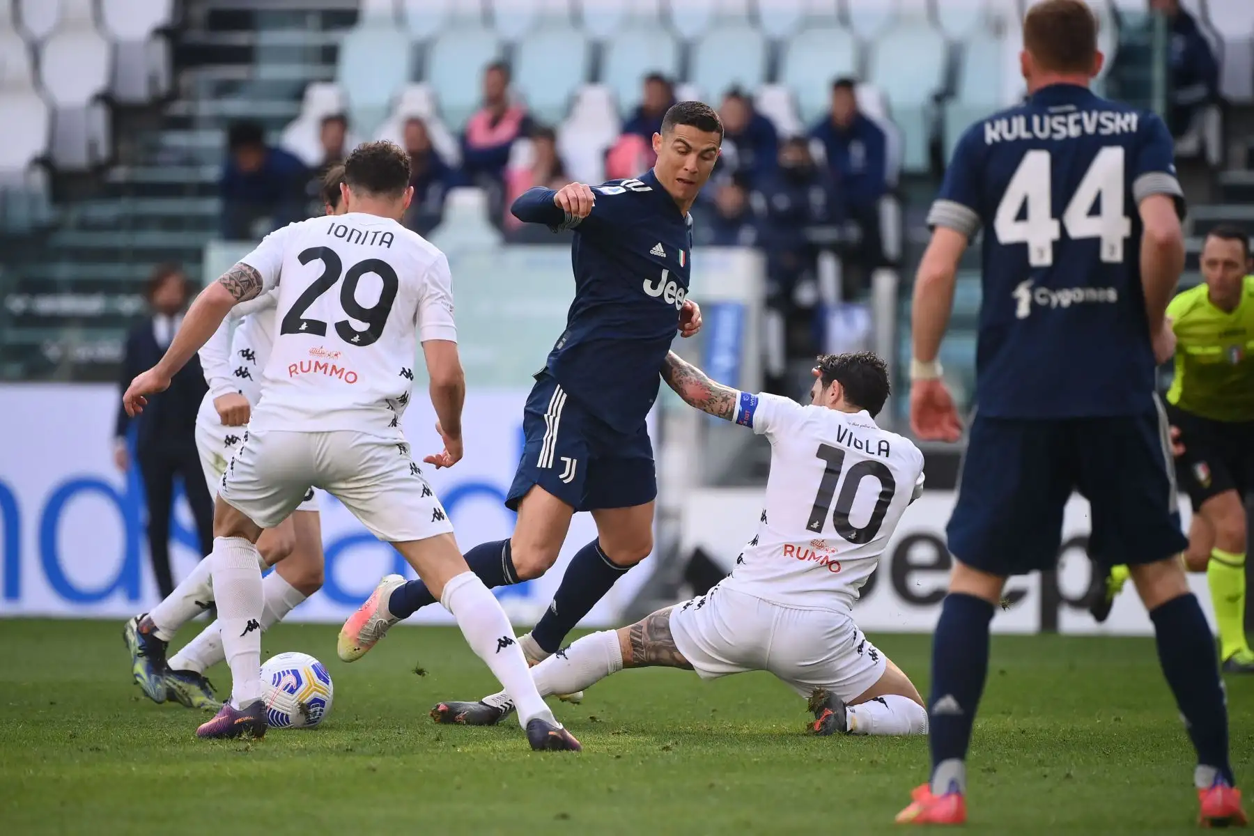 El centrocampista italiano de Benevento Nicolas Viola aborda al delantero portugués de la Juventus Cristiano Ronaldo durante el partido de fútbol de la Serie A italiana Juventus Turín vs Benevento.
Foto: AFP