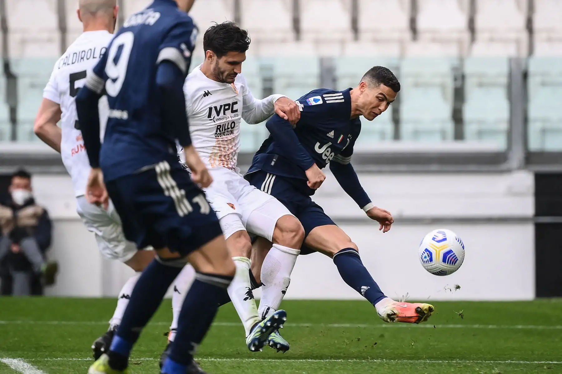 El delantero portugués de la Juventus Cristiano Ronaldo patea el balón durante el partido de fútbol de la Serie A italiana Juventus Turín vs Benevento.
Foto: AFP
