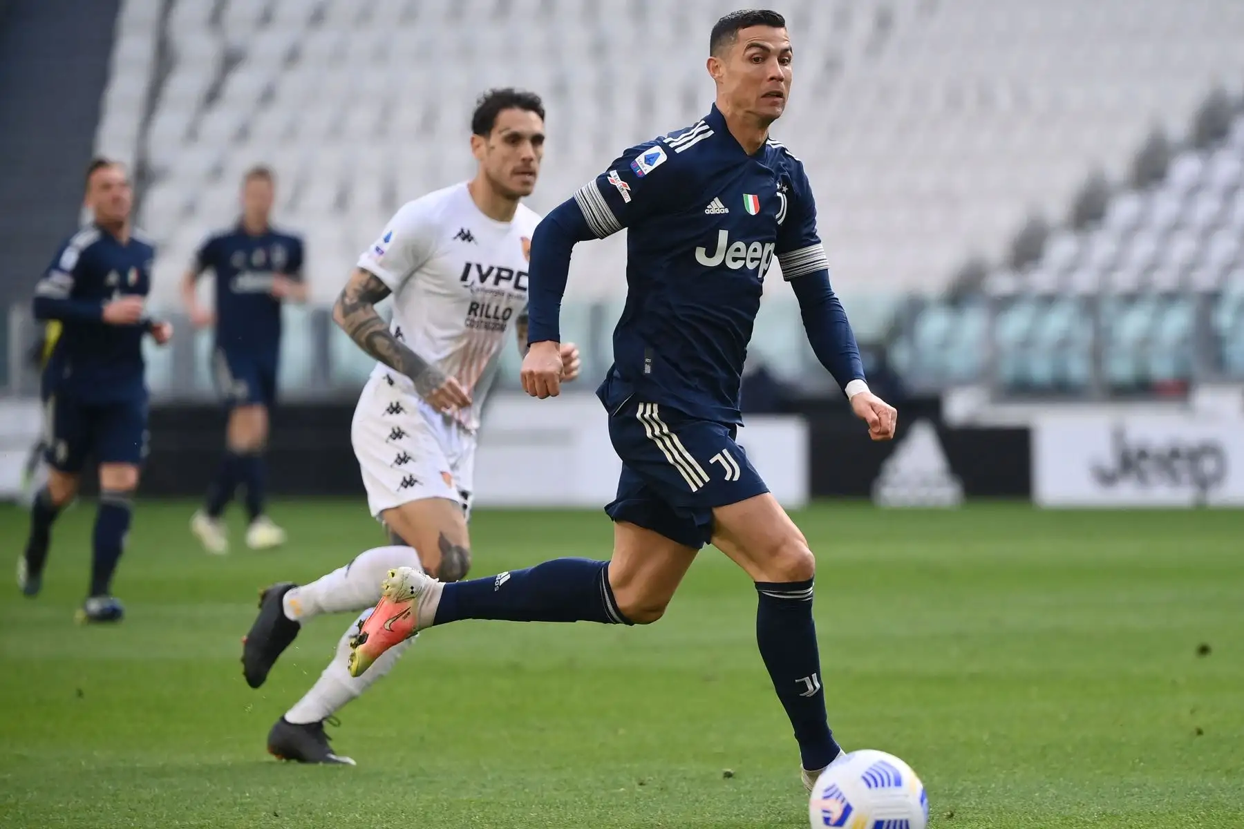 El delantero portugués de la Juventus, Cristiano Ronaldo, corre con el balón durante el partido de fútbol de la Serie A italiana Juventus Turín vs Benevento.
Foto: AFP