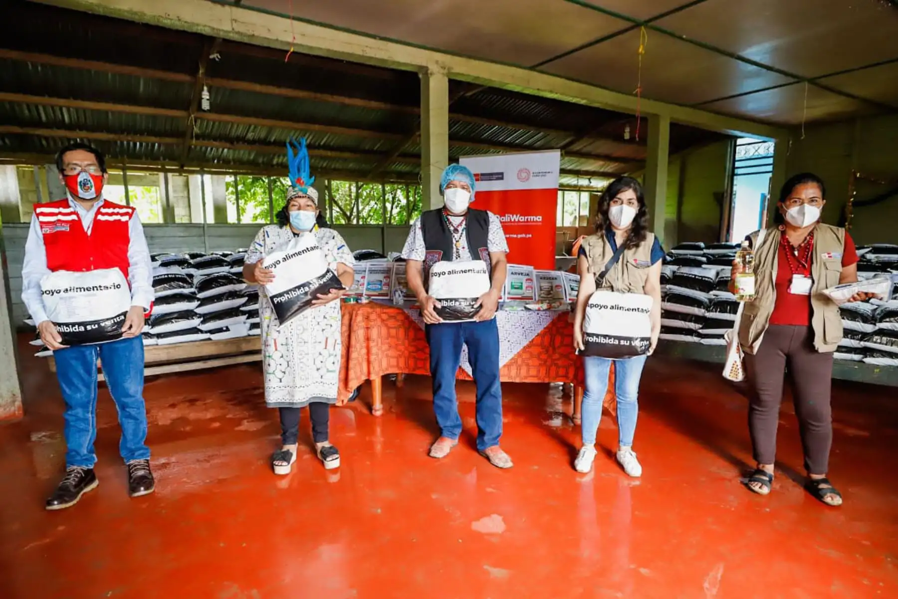 En el marco de la emergencia sanitaria por la covid-19, la viceministra de Interculturalidad, Ángela Acevedo, participa en el inicio de la entrega de 56.83 toneladas de alimentos de primera necesidad, en beneficio de 5500 ciudadanos de 36 localidades indígenas del departamento de Madre de Dios.
Foto: Mincul