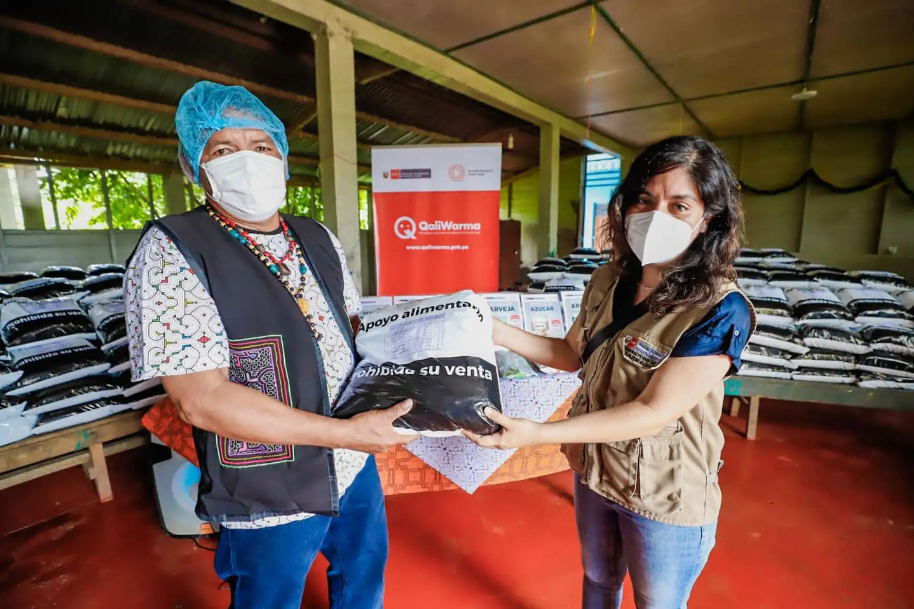 En el marco de la emergencia sanitaria por la covid-19, la viceministra de Interculturalidad, Ángela Acevedo, participa en el inicio de la entrega de 56.83 toneladas de alimentos de primera necesidad, en beneficio de 5500 ciudadanos de 36 localidades indígenas del departamento de Madre de Dios.
Foto: Mincul