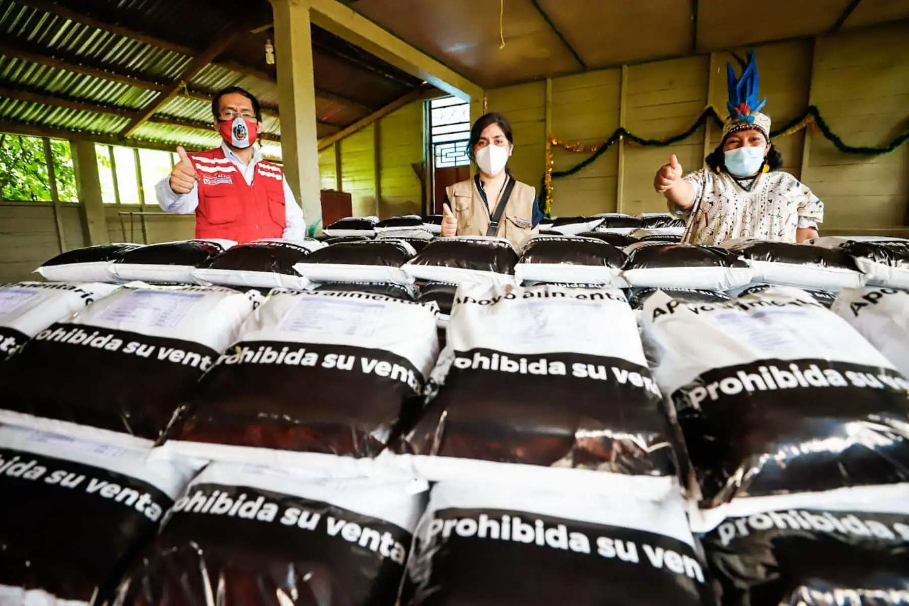 En el marco de la emergencia sanitaria por la covid-19, la viceministra de Interculturalidad, Ángela Acevedo, participa en el inicio de la entrega de 56.83 toneladas de alimentos de primera necesidad, en beneficio de 5500 ciudadanos de 36 localidades indígenas del departamento de Madre de Dios.
Foto: Mincul