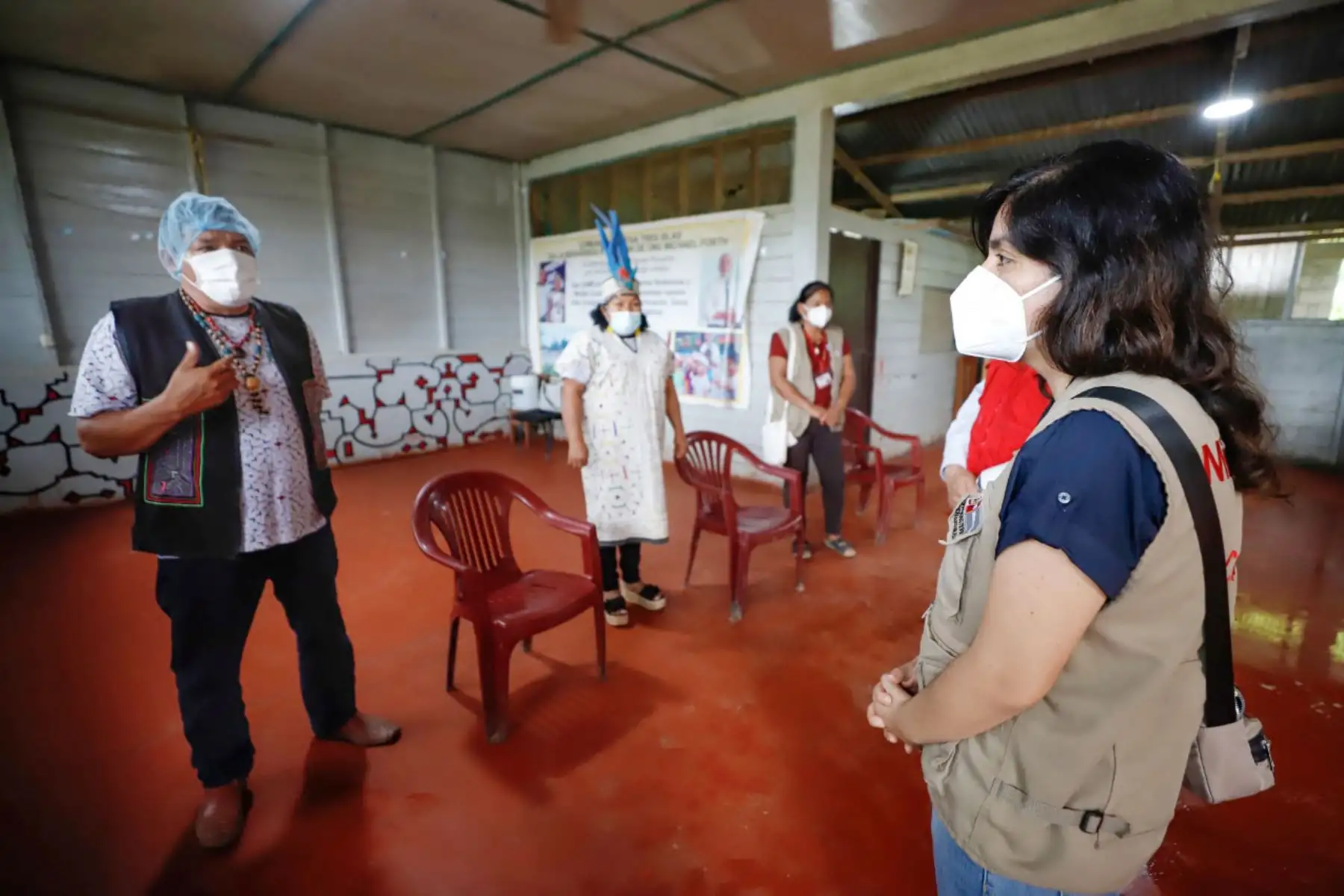 En el marco de la emergencia sanitaria por la covid-19, la viceministra de Interculturalidad, Ángela Acevedo, participa en el inicio de la entrega de 56.83 toneladas de alimentos de primera necesidad, en beneficio de 5500 ciudadanos de 36 localidades indígenas del departamento de Madre de Dios.
Foto: Mincul