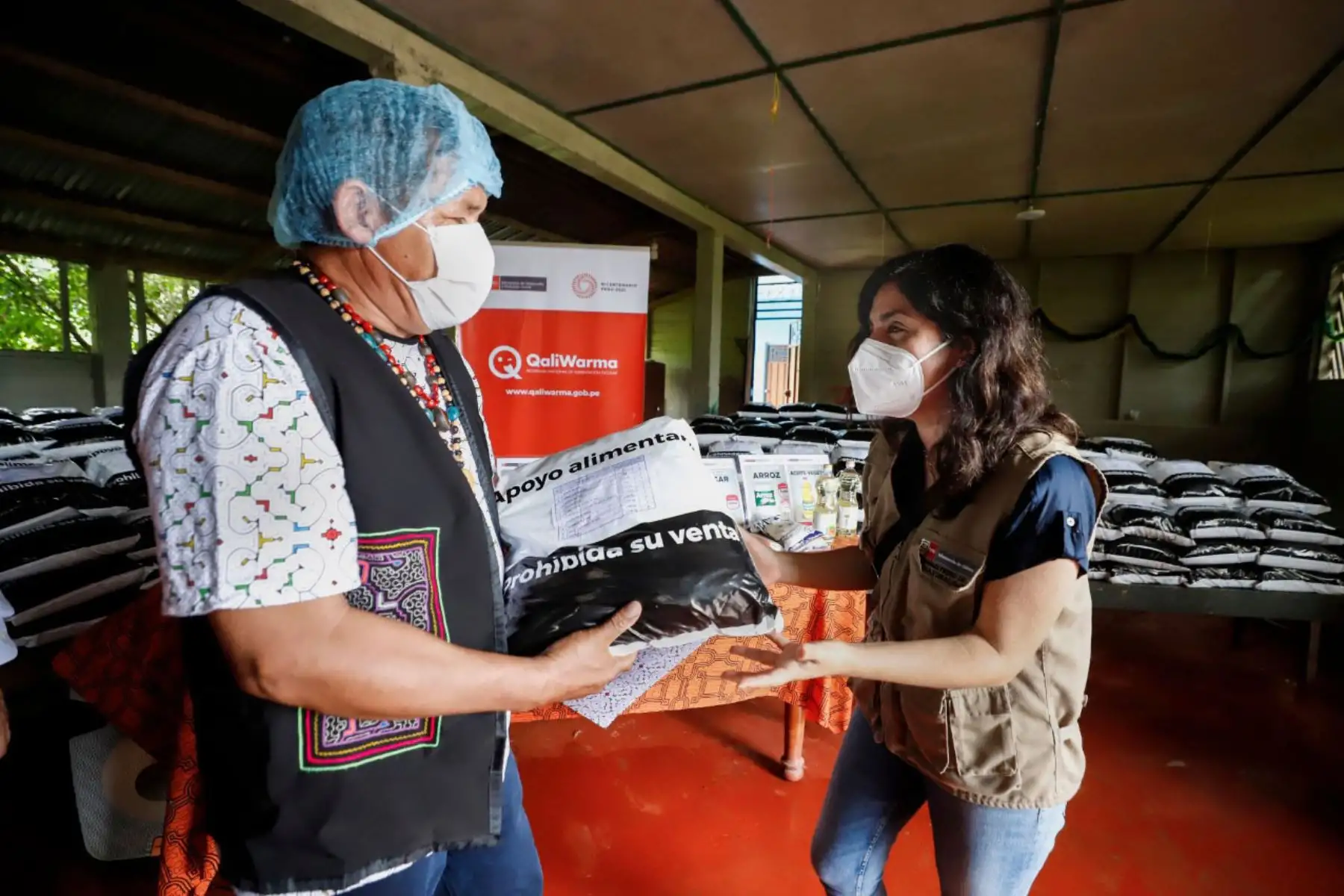 En el marco de la emergencia sanitaria por la covid-19, la viceministra de Interculturalidad, Ángela Acevedo, participa en el inicio de la entrega de 56.83 toneladas de alimentos de primera necesidad, en beneficio de 5500 ciudadanos de 36 localidades indígenas del departamento de Madre de Dios.
Foto: Mincul