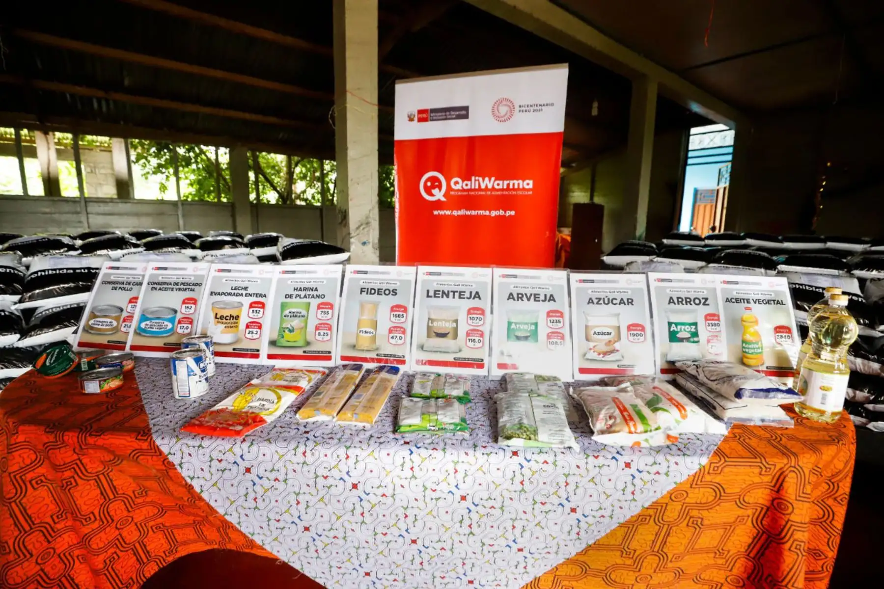 En el marco de la emergencia sanitaria por la covid-19, la viceministra de Interculturalidad, Ángela Acevedo, participa en el inicio de la entrega de 56.83 toneladas de alimentos de primera necesidad, en beneficio de 5500 ciudadanos de 36 localidades indígenas del departamento de Madre de Dios.
Foto: Mincul