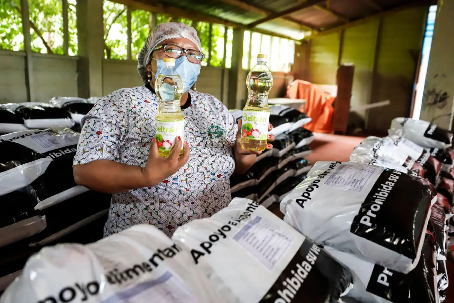 En el marco de la emergencia sanitaria por la covid-19, la viceministra de Interculturalidad, Ángela Acevedo, participa en el inicio de la entrega de 56.83 toneladas de alimentos de primera necesidad, en beneficio de 5500 ciudadanos de 36 localidades indígenas del departamento de Madre de Dios.
Foto: Mincul