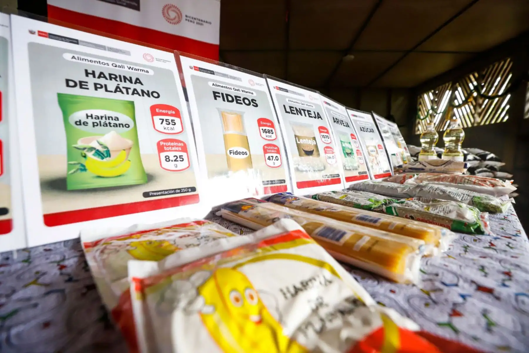 En el marco de la emergencia sanitaria por la covid-19, la viceministra de Interculturalidad, Ángela Acevedo, participa en el inicio de la entrega de 56.83 toneladas de alimentos de primera necesidad, en beneficio de 5500 ciudadanos de 36 localidades indígenas del departamento de Madre de Dios.
Foto: Mincul