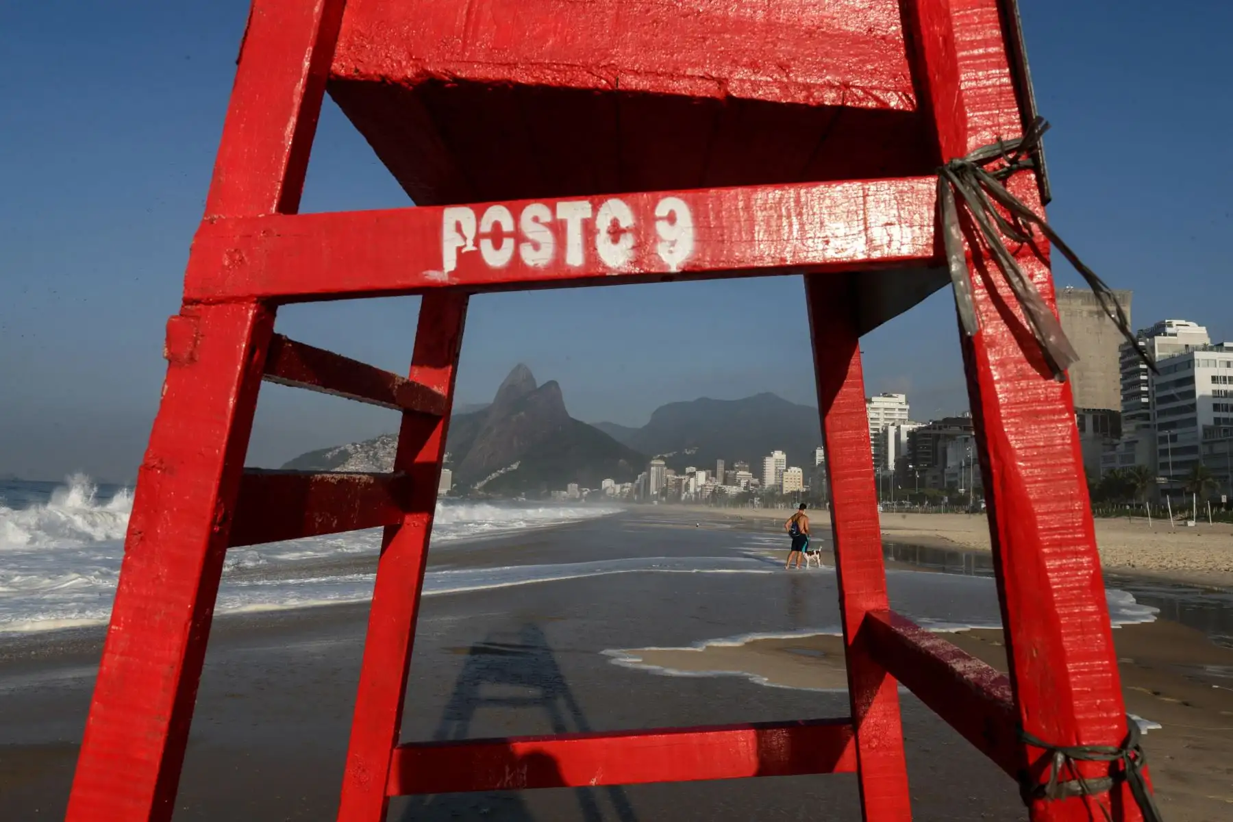 El avance del coronavirus ha forzado a las autoridades de Río de Janeiro a cerrar este fin de semana sus playas, como parte de los esfuerzos para atajar una pandemia que ha matado ya en Brasil a cerca de 300.000 personas. 
Foto : EFE