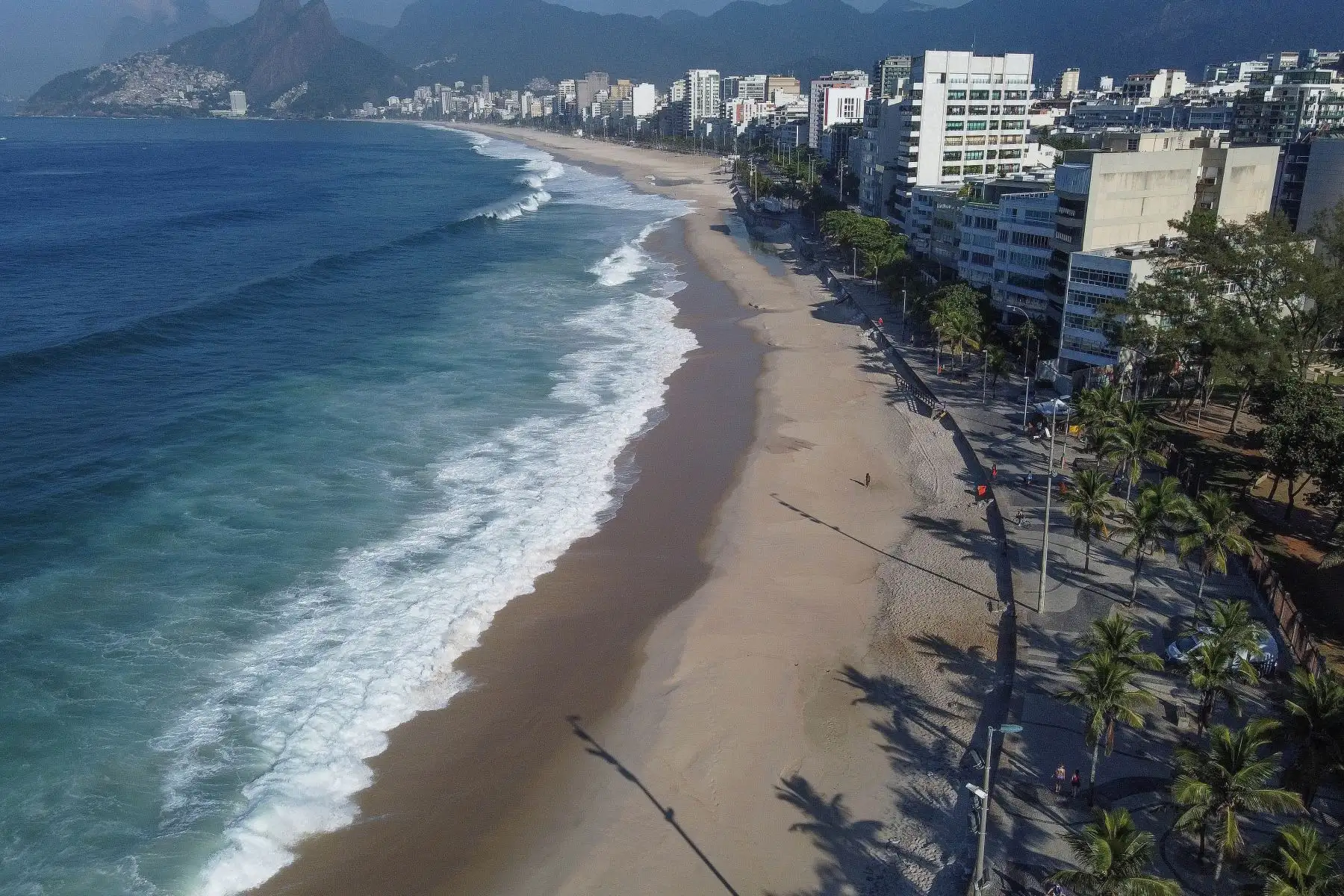 El avance del coronavirus ha forzado a las autoridades de Río de Janeiro a cerrar este fin de semana sus playas, como parte de los esfuerzos para atajar una pandemia que ha matado ya en Brasil a cerca de 300.000 personas. 
Foto : EFE