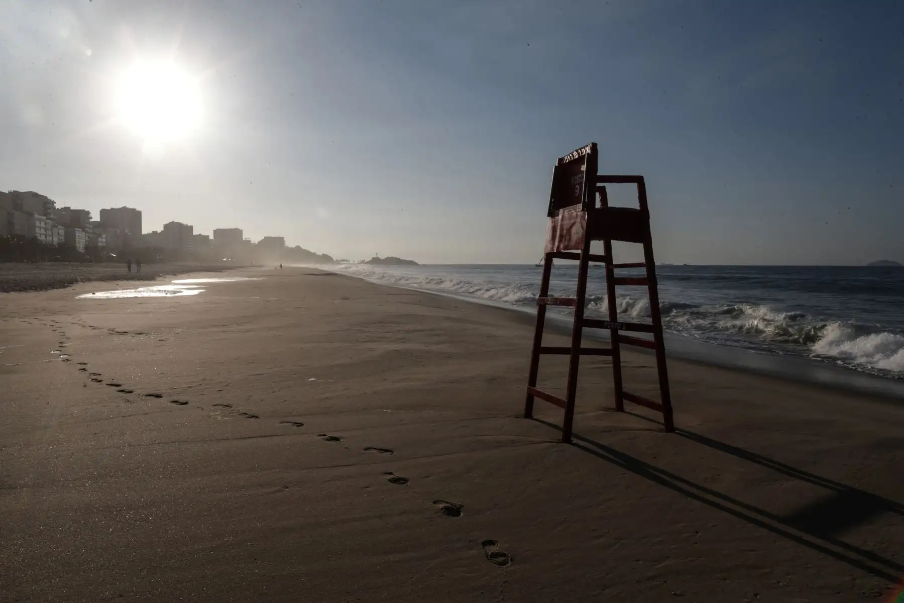 El avance del coronavirus ha forzado a las autoridades de Río de Janeiro a cerrar este fin de semana sus playas, como parte de los esfuerzos para atajar una pandemia que ha matado ya en Brasil a cerca de 300.000 personas. 
Foto : EFE