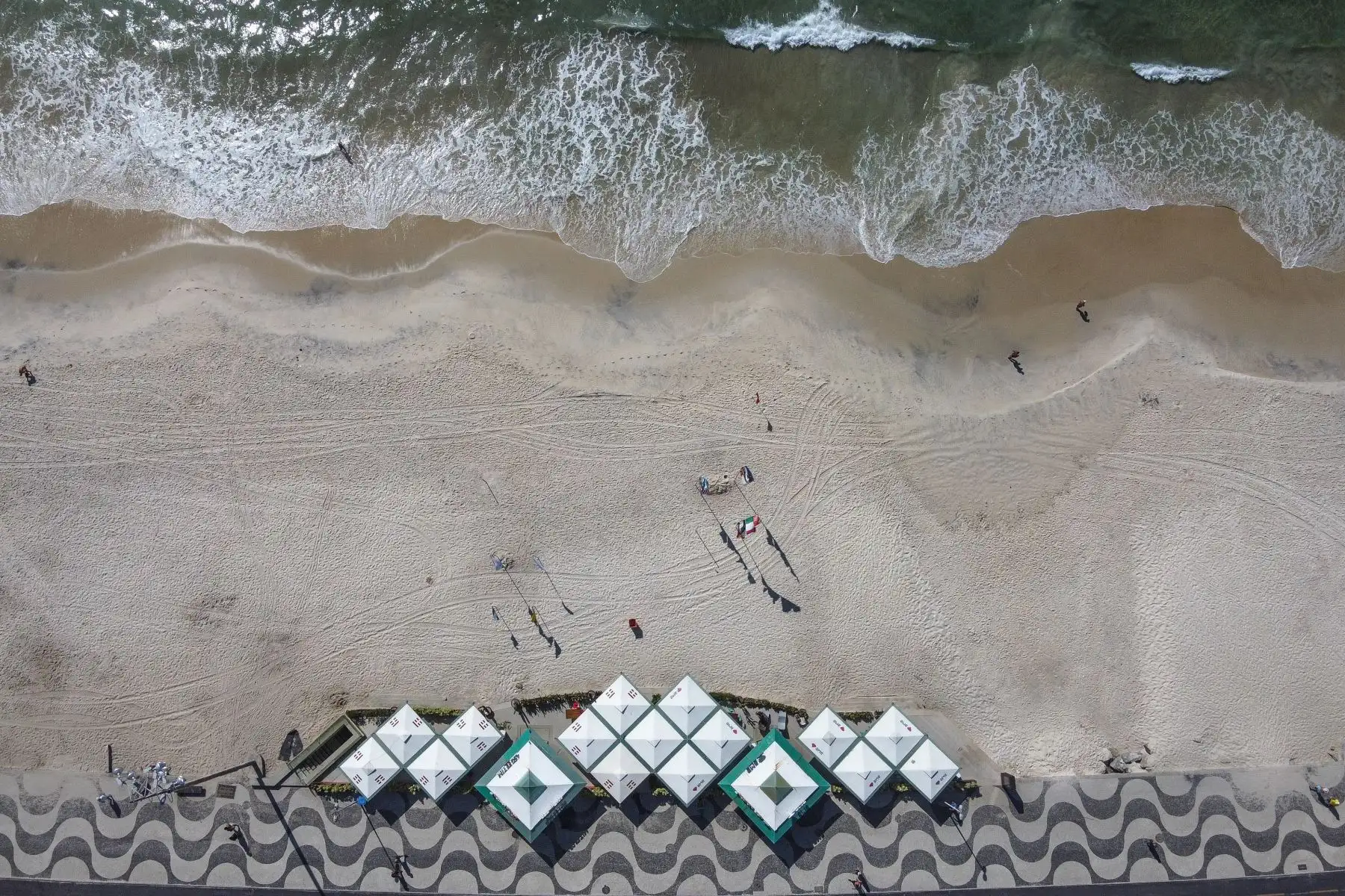 El avance del coronavirus ha forzado a las autoridades de Río de Janeiro a cerrar este fin de semana sus playas, como parte de los esfuerzos para atajar una pandemia que ha matado ya en Brasil a cerca de 300.000 personas. 
Foto : EFE