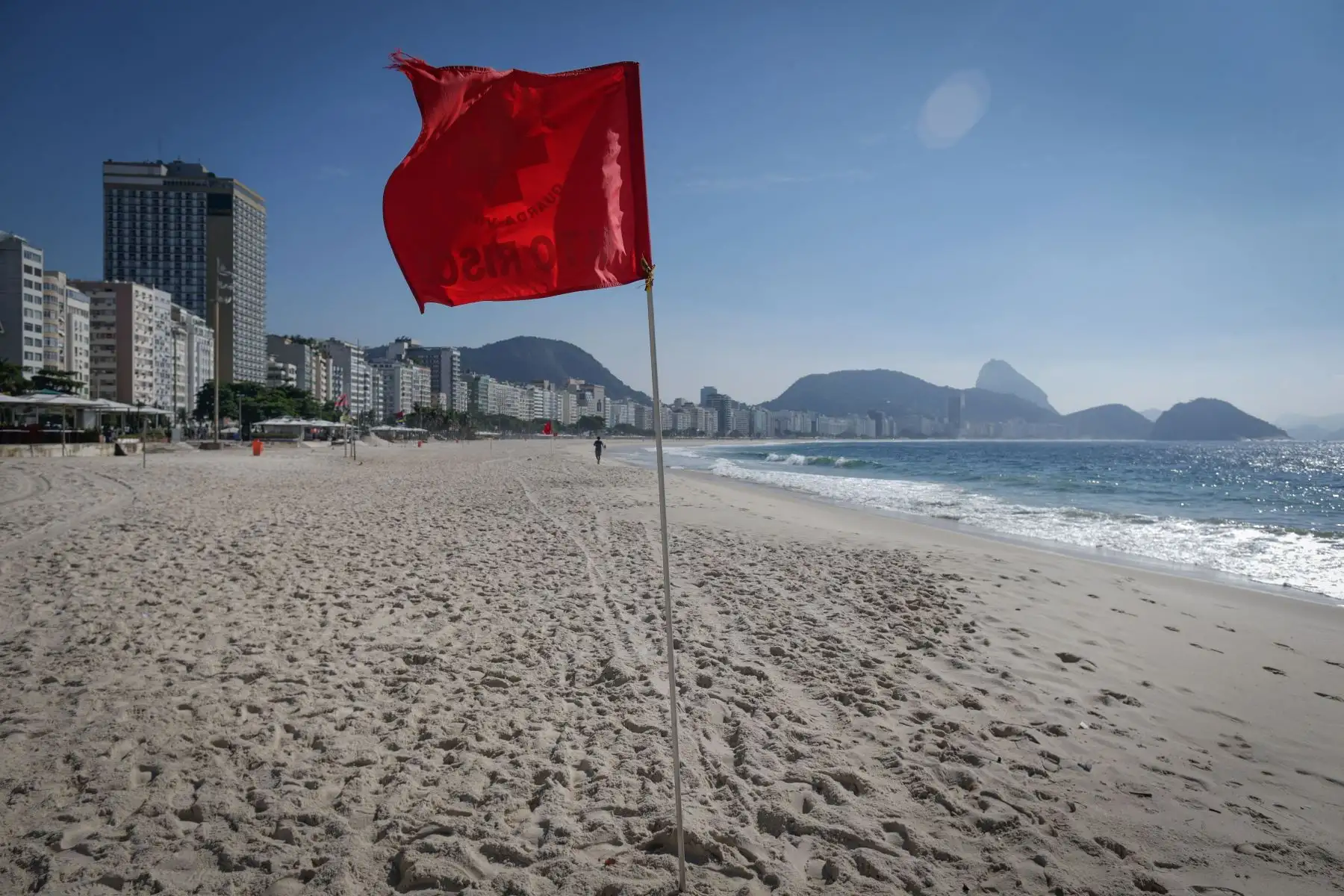 El avance del coronavirus ha forzado a las autoridades de Río de Janeiro a cerrar este fin de semana sus playas, como parte de los esfuerzos para atajar una pandemia que ha matado ya en Brasil a cerca de 300.000 personas. 
Foto : EFE