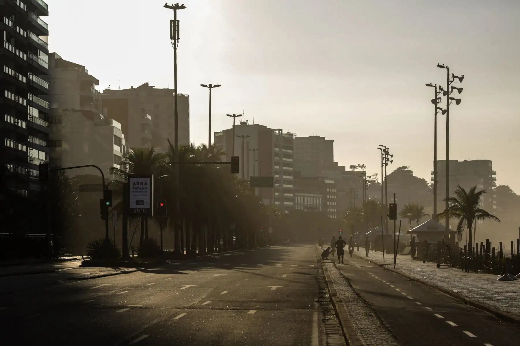 El avance del coronavirus ha forzado a las autoridades de Río de Janeiro a cerrar este fin de semana sus playas, como parte de los esfuerzos para atajar una pandemia que ha matado ya en Brasil a cerca de 300.000 personas. 
Foto : EFE