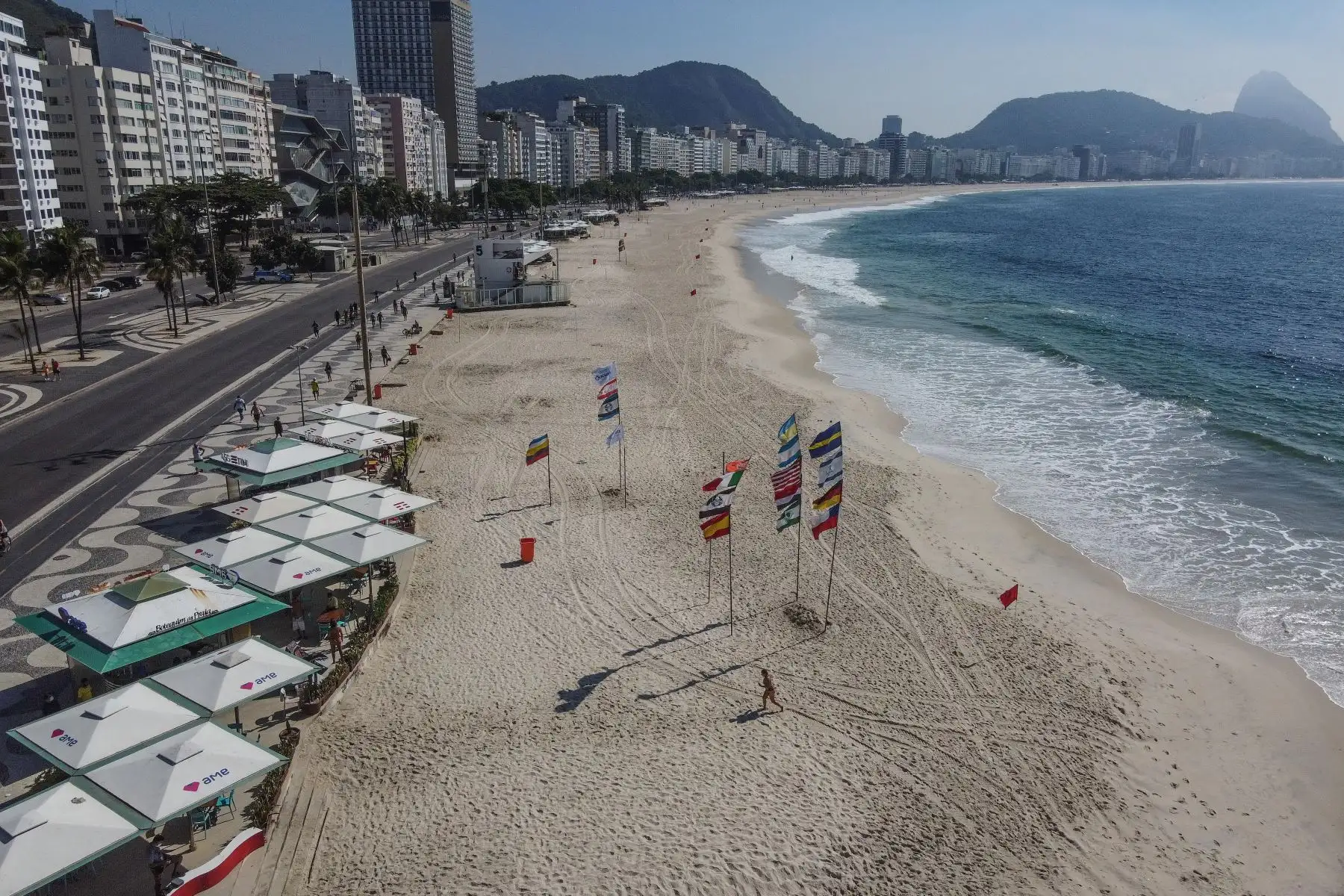 El avance del coronavirus ha forzado a las autoridades de Río de Janeiro a cerrar este fin de semana sus playas, como parte de los esfuerzos para atajar una pandemia que ha matado ya en Brasil a cerca de 300.000 personas. 
Foto : EFE