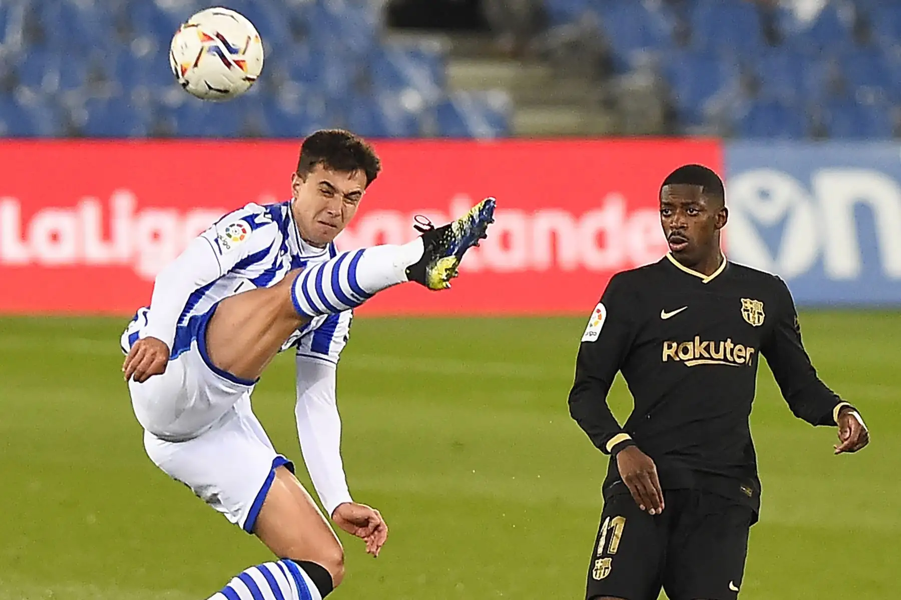El centrocampista francés del Barcelona Ousmane Dembele desafía al centrocampista español de la Real Sociedad, Martín Zubimendi, durante el partido de fútbol de la Liga española entre la Real Sociedad y el Barcelona.
Foto: AFP