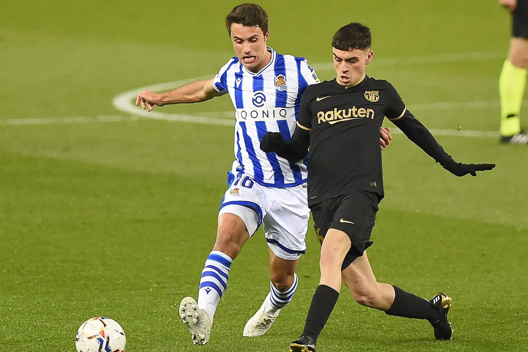 El centrocampista español del Barcelona Pedri desafía al centrocampista español de la Real Sociedad Ander Guevara durante el partido de fútbol de la Liga española entre la Real Sociedad y el Barcelona.
Foto: AFP