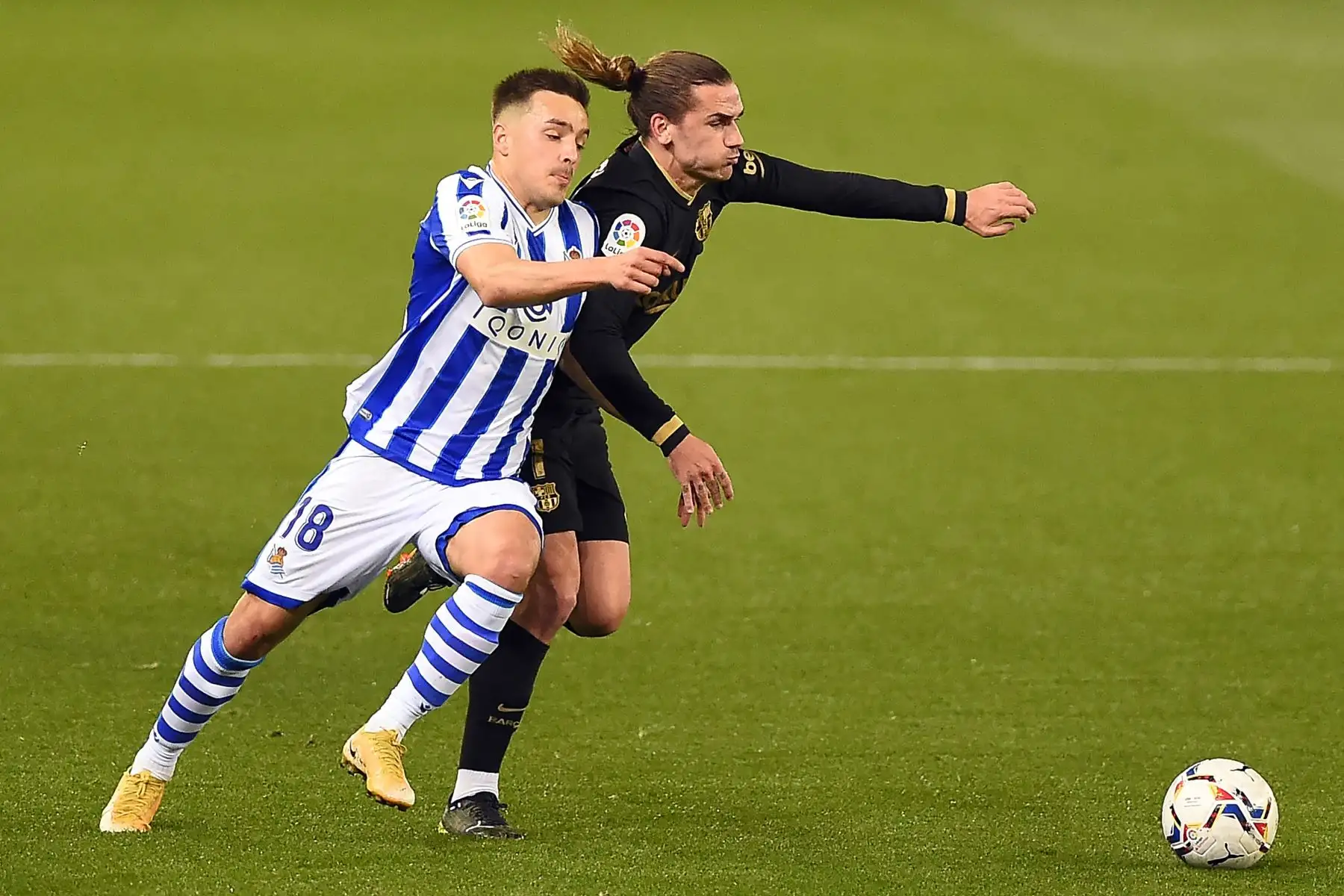 El delantero francés del Barcelona Antoine Griezmann desafía al defensor español de la Real Sociedad Andoni Gorosabel durante el partido de fútbol de la Liga española entre la Real Sociedad y el Barcelona.
Foto:AFP
