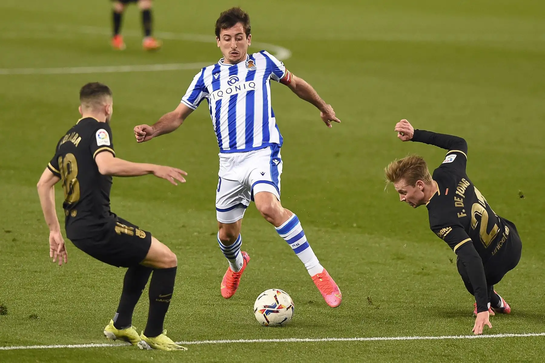 El delantero español de la Real Sociedad Mikel Oyarzabal  desafía al defensa español del Barcelona Jordi Alba y al mediocampista holandés del Barcelona Frenkie de Jong durante el partido de fútbol de la Liga española entre la Real Sociedad y el Barcelona.
Foto: AFP