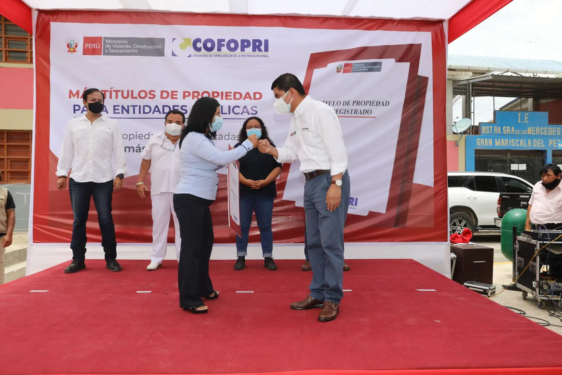 COFOPRI emitió más de dos millones 500 mil títulos de propiedad en 25 años de creación. Ministra de Vivienda, Construcción y Saneamiento Solangel Fernández entregó títulos a instituciones públicas como centros médicos y colegios en la región de Piura, con esto la población de Piura podrá contar con mejores servicios públicos, que impactarán en su calidad de vida.Piura. Foto: ANDINA/Cofopri