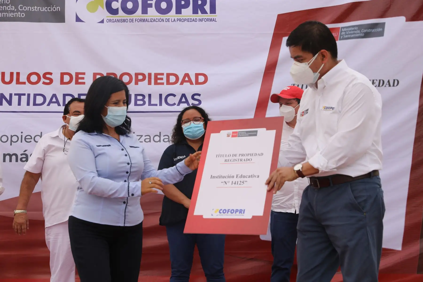 COFOPRI emitió más de dos millones 500 mil títulos de propiedad en 25 años de creación. Vivienda, Construcción y Saneamiento Solangel Fernández entregó títulos a instituciones públicas como centros médicos y colegios en la región de Piura, con esto la población de Piura podrá contar con mejores servicios públicos, que impactarán en su calidad de vida.Piura. Foto: ANDINA/Cofopri