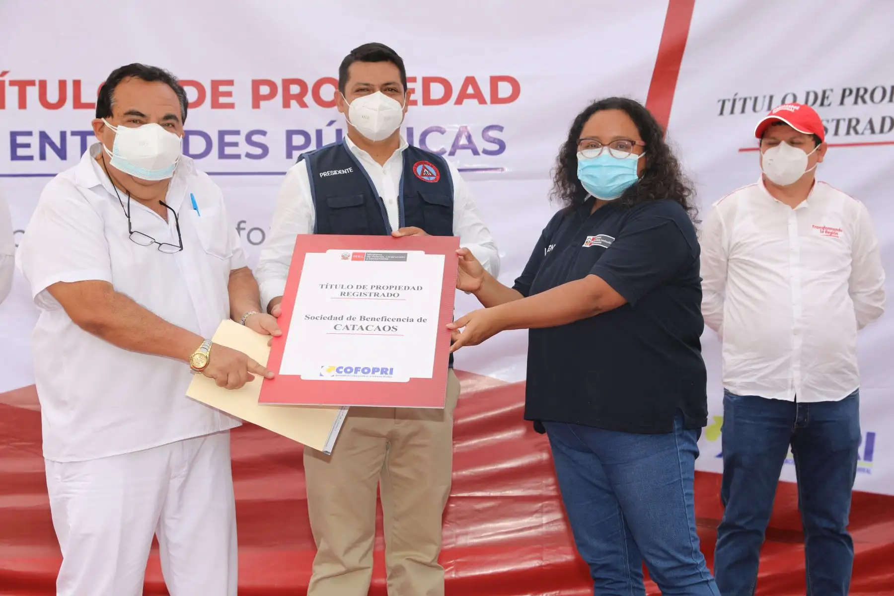 COFOPRI emitió más de dos millones 500 mil títulos de propiedad en 25 años de creación. Ministra de Vivienda, Construcción y Saneamiento Solangel Fernández entregó títulos a instituciones públicas como centros médicos y colegios en la región de Piura, con esto la población de Piura podrá contar con mejores servicios públicos, que impactarán en su calidad de vida.Piura. Foto: ANDINA/Cofopri