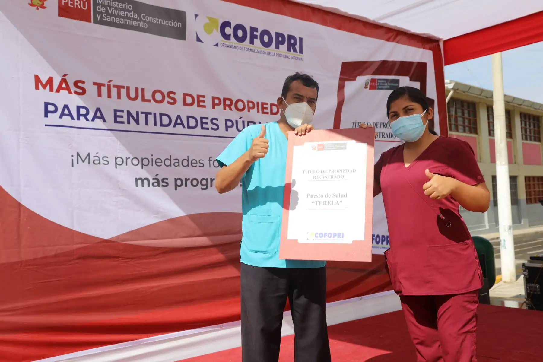 COFOPRI emitió más de dos millones 500 mil títulos de propiedad en 25 años de creación. Ministra de Vivienda, Construcción y Saneamiento Solangel Fernández entregó títulos a instituciones públicas como centros médicos y colegios en la región de Piura, con esto la población de Piura podrá contar con mejores servicios públicos, que impactarán en su calidad de vida.Piura. Foto: ANDINA/Cofopri