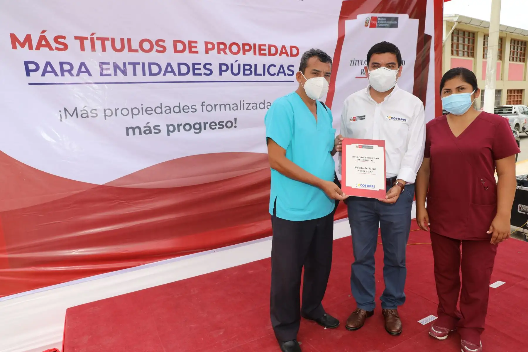 COFOPRI emitió más de dos millones 500 mil títulos de propiedad en 25 años de creación. Ministra de Vivienda, Construcción y Saneamiento Solangel Fernández entregó títulos a instituciones públicas como centros médicos y colegios en la región de Piura, con esto la población de Piura podrá contar con mejores servicios públicos, que impactarán en su calidad de vida.Piura. Foto: ANDINA/Cofopri