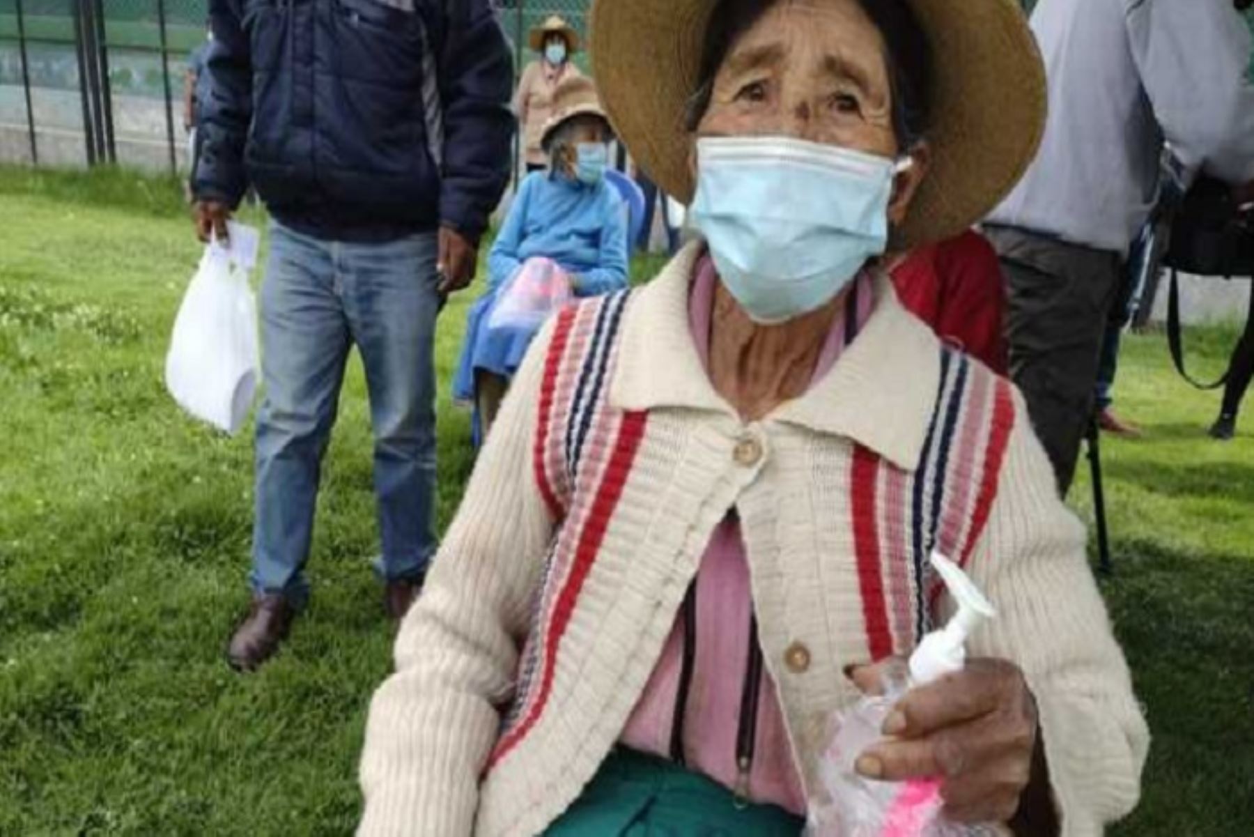 Una  dama de 88 años fue la primera vacunada en Arequipa, en San Martín fue un varón de 95 y en Cajamarca un agricultor de 103 que meses atrás venció a la pandemia