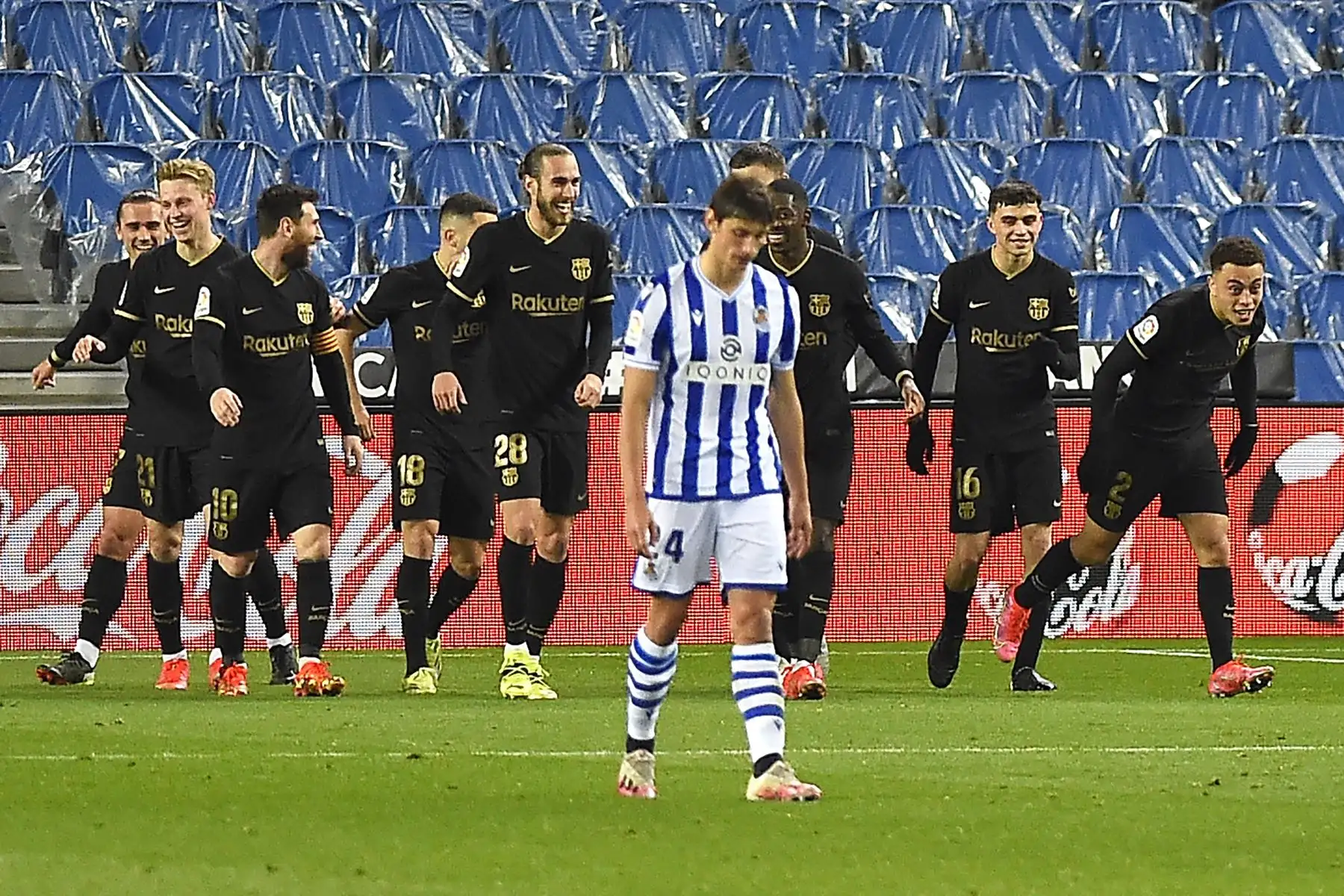 Los jugadores del Barcelona celebran un gol durante el partido de fútbol de la Liga española entre la Real Sociedad y el Barcelona en el estadio de Anoeta de San Sebastián. Foto:AFP