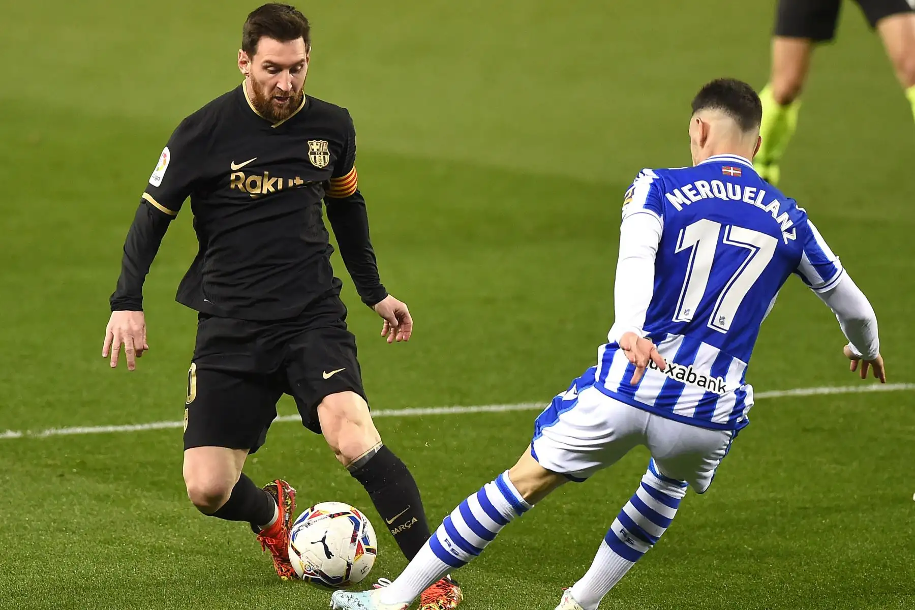 El delantero argentino del Barcelona Lionel Messi (desafía al delantero español de la Real Sociedad Martin Merquelanz durante el partido de fútbol de la Liga española entre Real Sociedad y Barcelona.
Foto: AFP