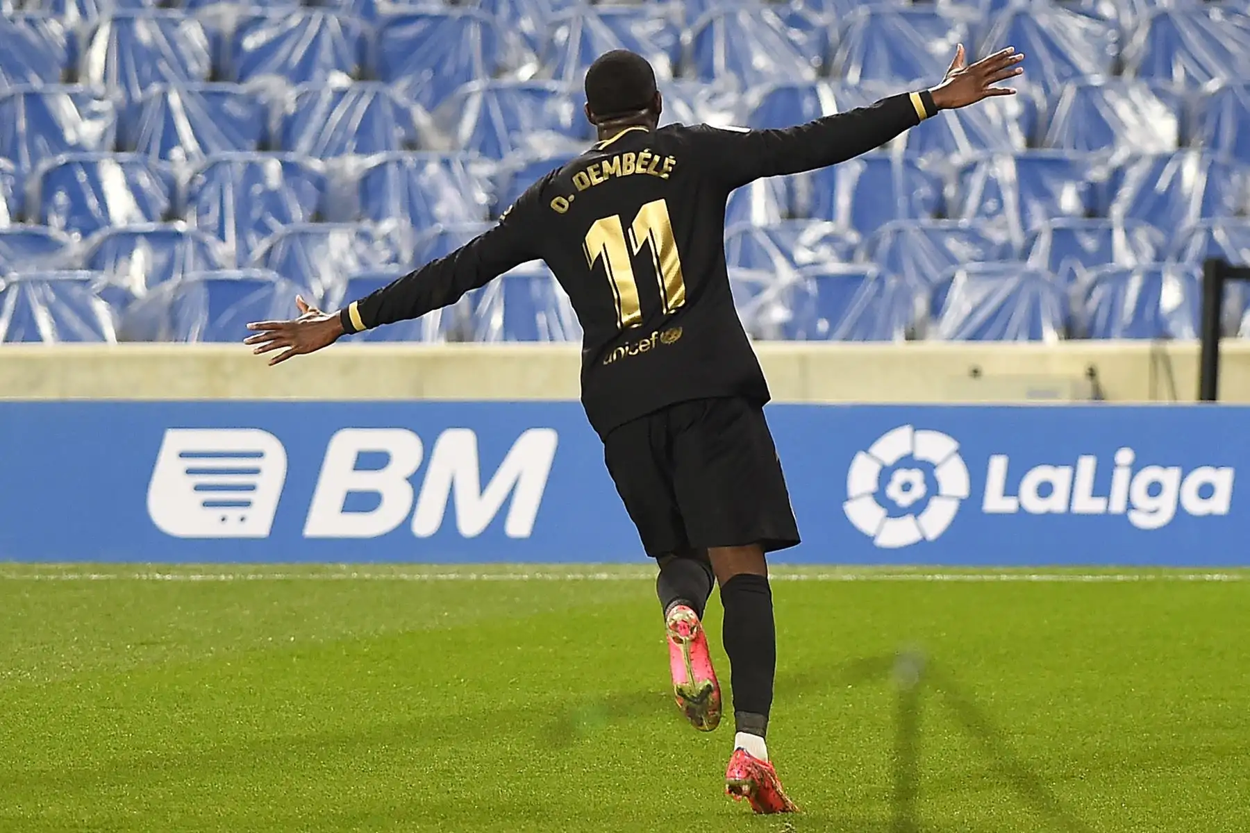 El centrocampista francés del Barcelona Ousmane Dembélé celebra tras marcar un gol durante el partido de fútbol de la Liga española entre la Real Sociedad y el Barcelona en el estadio de Anoeta en San Sebastián. Foto: AFP