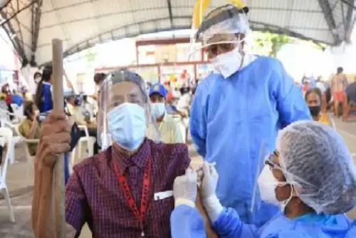 Las personas de la tercera edad favorecidas con este esfuerzo de la Diresa y el Ministerio de Salud (Minsa), que envió las vacunas de los laboratorios Pfizer pertenecen a los programas Pensión 65 y Red Amachay, principalmente.