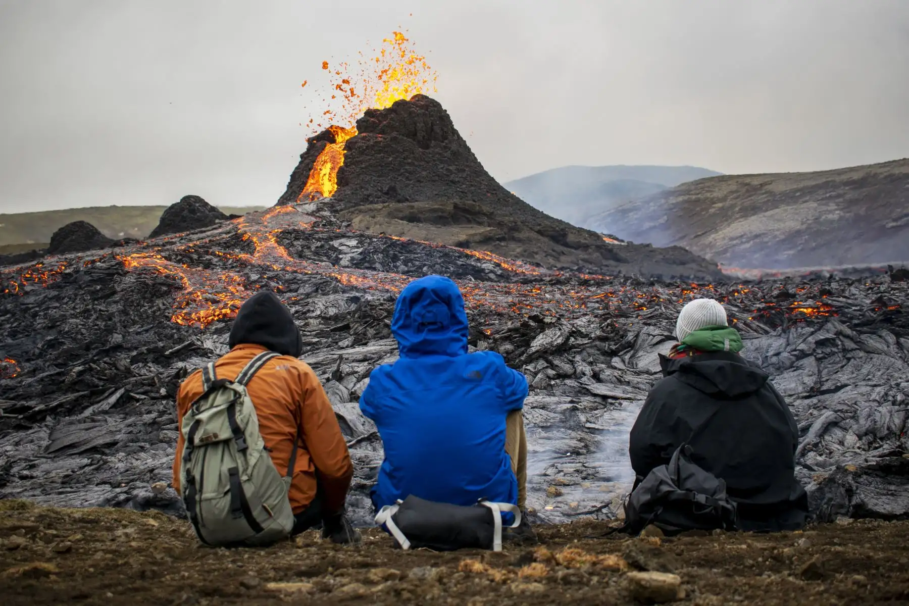 A pocos metros de la lava, miles de curiosos contemplan hipnotizados el espectáculo de la erupción de un volcán en las laderas del monte Fagradalsfjall, cerca de la capital de Islandia. Foto: AFP