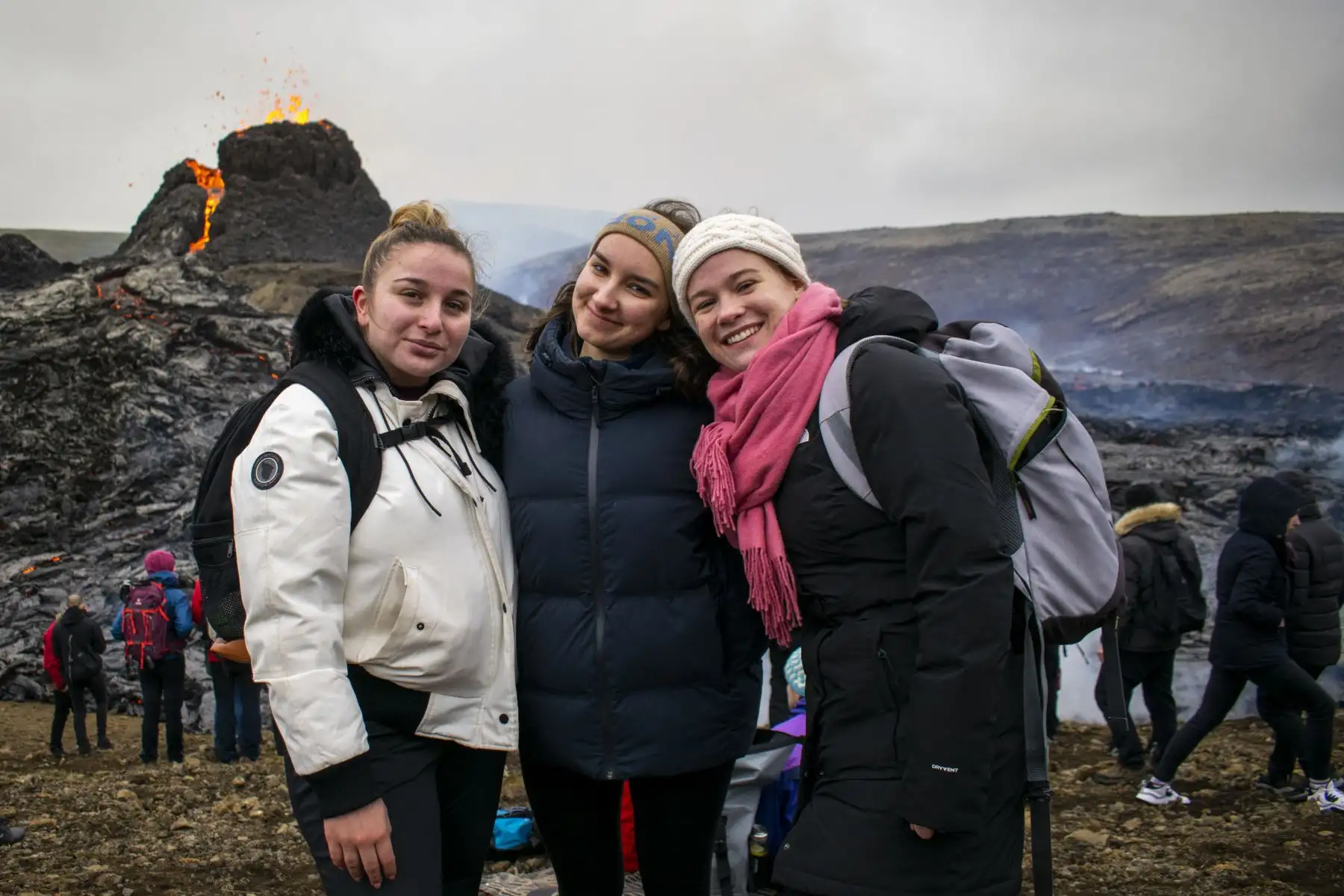 A pocos metros de la lava, miles de curiosos contemplan hipnotizados el espectáculo de la erupción de un volcán en las laderas del monte Fagradalsfjall, cerca de la capital de Islandia. Foto: AFP