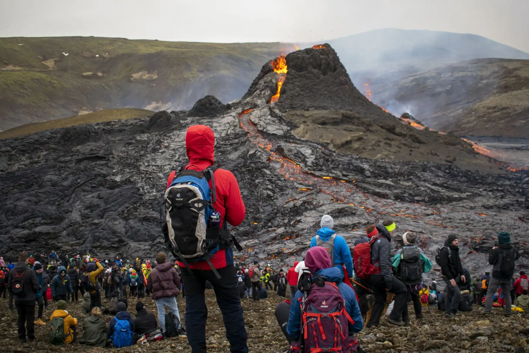 Los excursionistas de fin de semana aprovecharon la oportunidad el domingo para inspeccionar el área donde un volcán hizo erupción en Islandia. Foto: AFP