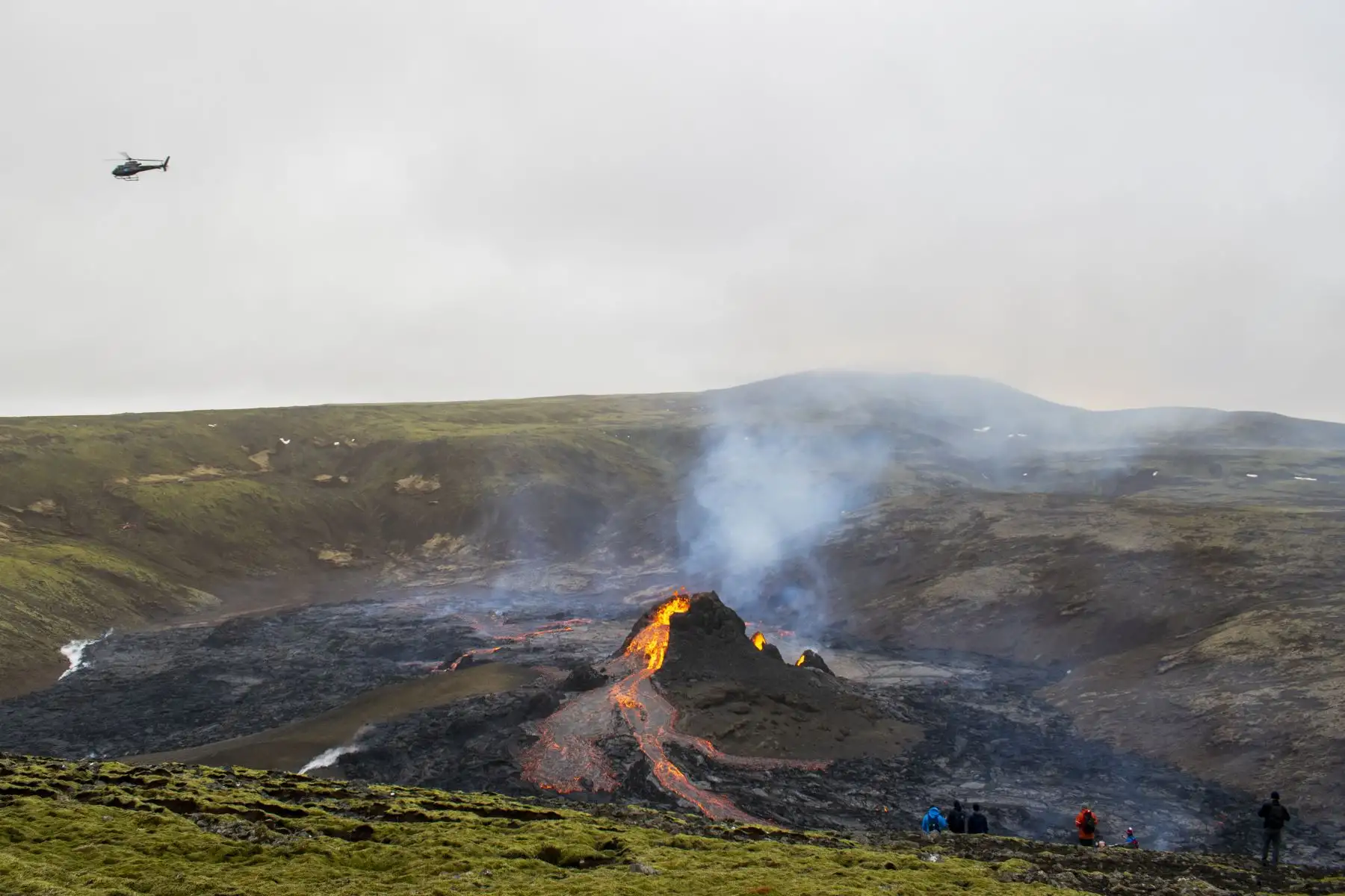 A pocos metros de la lava, miles de curiosos contemplan hipnotizados el espectáculo de la erupción de un volcán en las laderas del monte Fagradalsfjall, cerca de la capital de Islandia. Foto: AFP