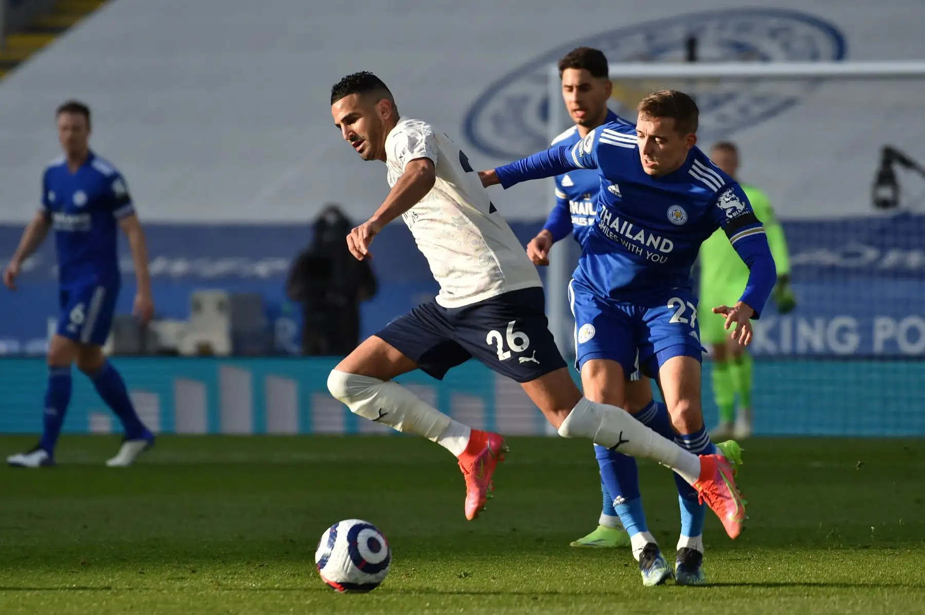 El centrocampista argelino del Manchester City Riyad Mahrez (C) corre con el balón mientras el defensor belga del Leicester City Timothy Castagne (R) se cierra durante el partido de fútbol de la Premier League inglesa entre Leicester City y Manchester City en el King Power Stadium de Leicester, en el centro de Inglaterra. Foto: AFP