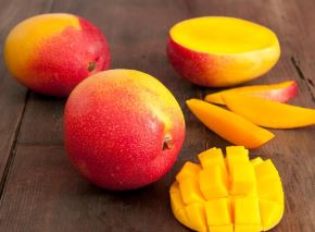 Consumir mango o tomarlo en jugo de manera frecuente puede ayudar a prevenir diversos tipos de cáncer como el de seno, de la sangre o leucemia, de próstata y de colon. 