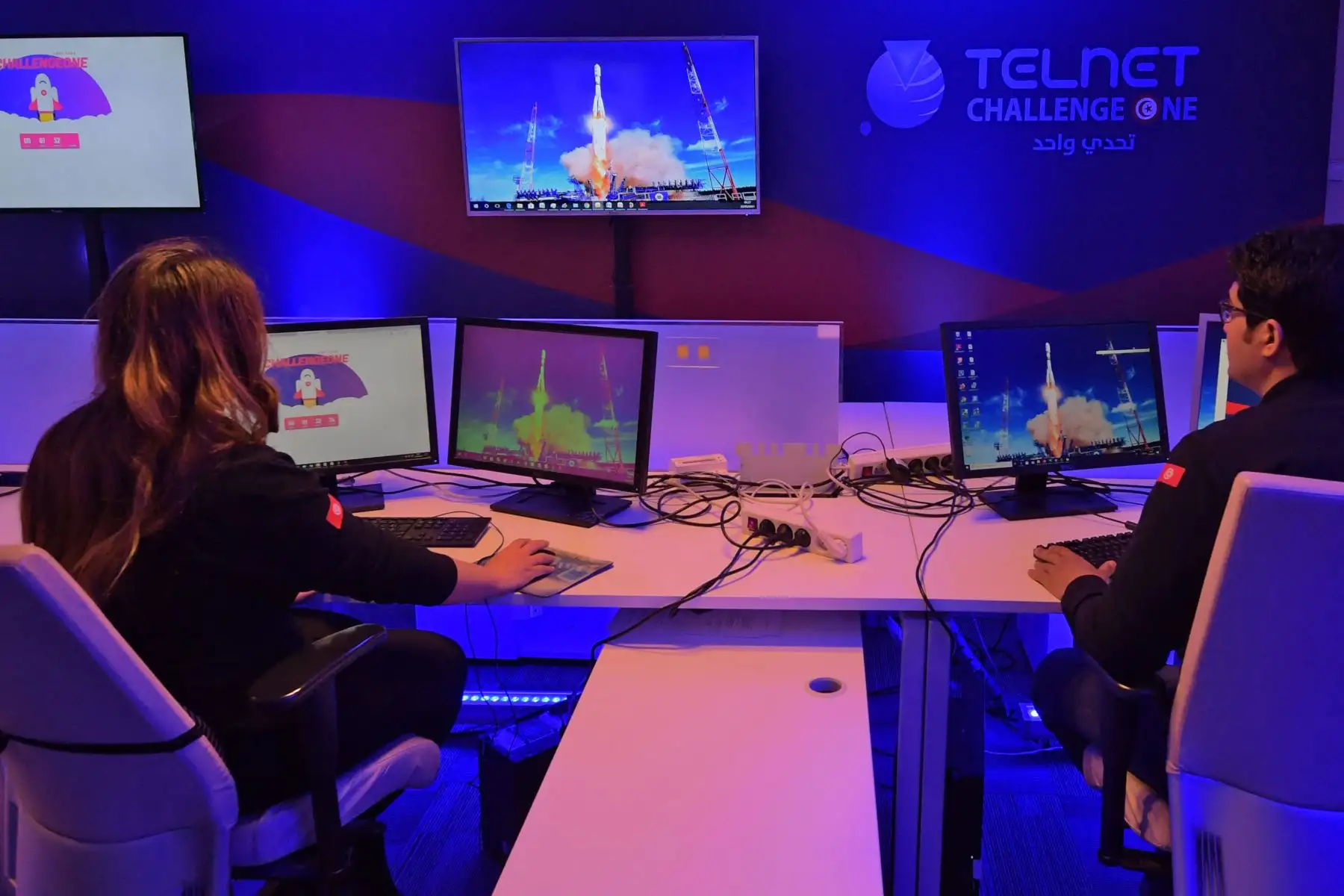 Empleados del grupo de telecomunicaciones Telnet de Túnez observan el lanzamiento del cohete portador Soyuz-2 de Rusia desde el cosmódromo de Baikonur en Kazajstán. Foto: AFP