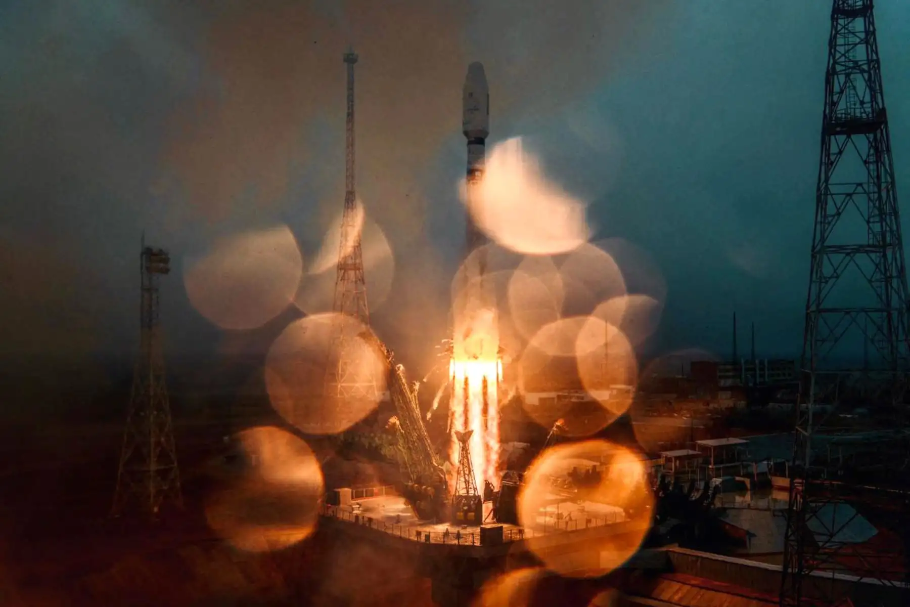 El cohete portador ruso Soyuz-2.1b ha despegado a las 06:07 GMT este lunes desde el cosmódromo ruso de Baikonur, en Kazajistán, con el objetivo de poner en órbita 38 satélites de 18 países. Foto: AFP
