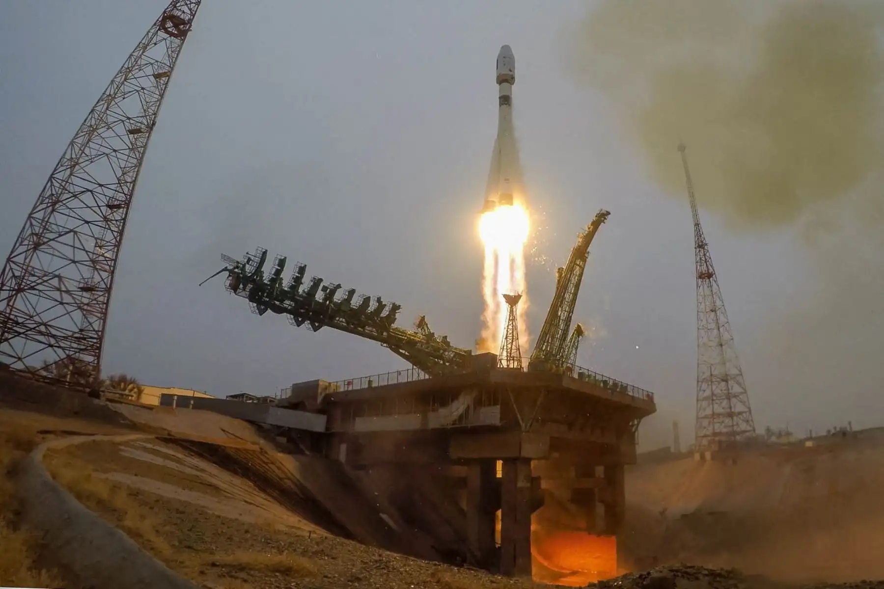 El cohete portador ruso Soyuz-2.1b ha despegado a las 06:07 GMT este lunes desde el cosmódromo ruso de Baikonur, en Kazajistán, con el objetivo de poner en órbita 38 satélites de 18 países. Foto: AFP