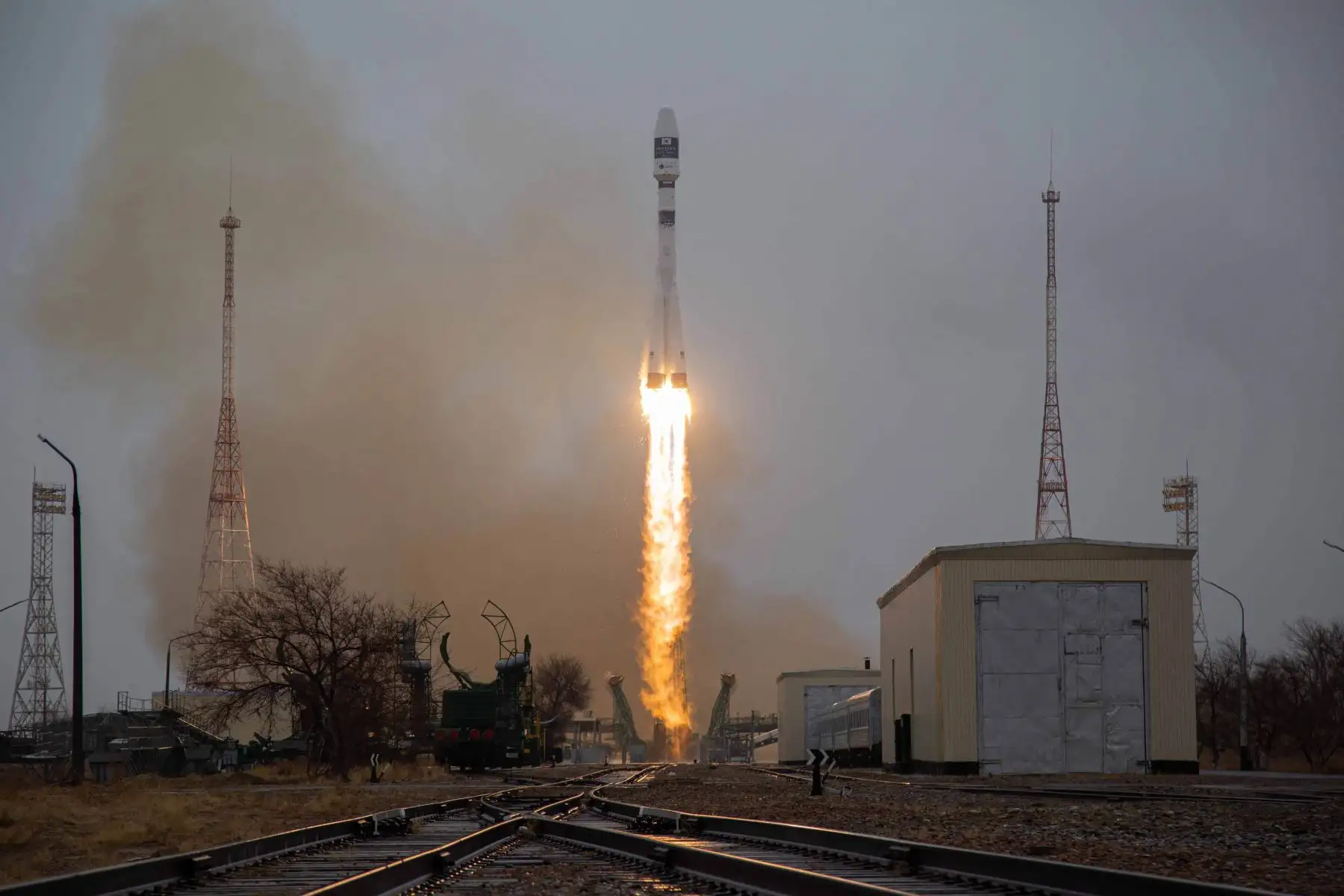 El cohete portador ruso Soyuz-2.1b ha despegado a las 06:07 GMT este lunes desde el cosmódromo ruso de Baikonur, en Kazajistán, con el objetivo de poner en órbita 38 satélites de 18 países. Foto: AFP