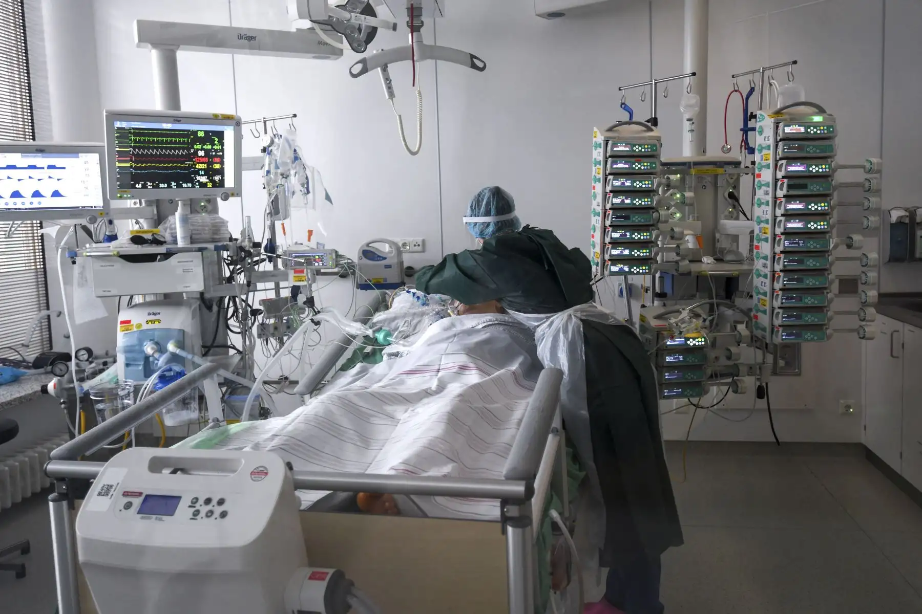 Una enfermera atiende a un paciente con Covid-19 en la unidad de cuidados intensivos Covid-19 del hospital universitario en Essen, Alemania occidental. Foto: AFP